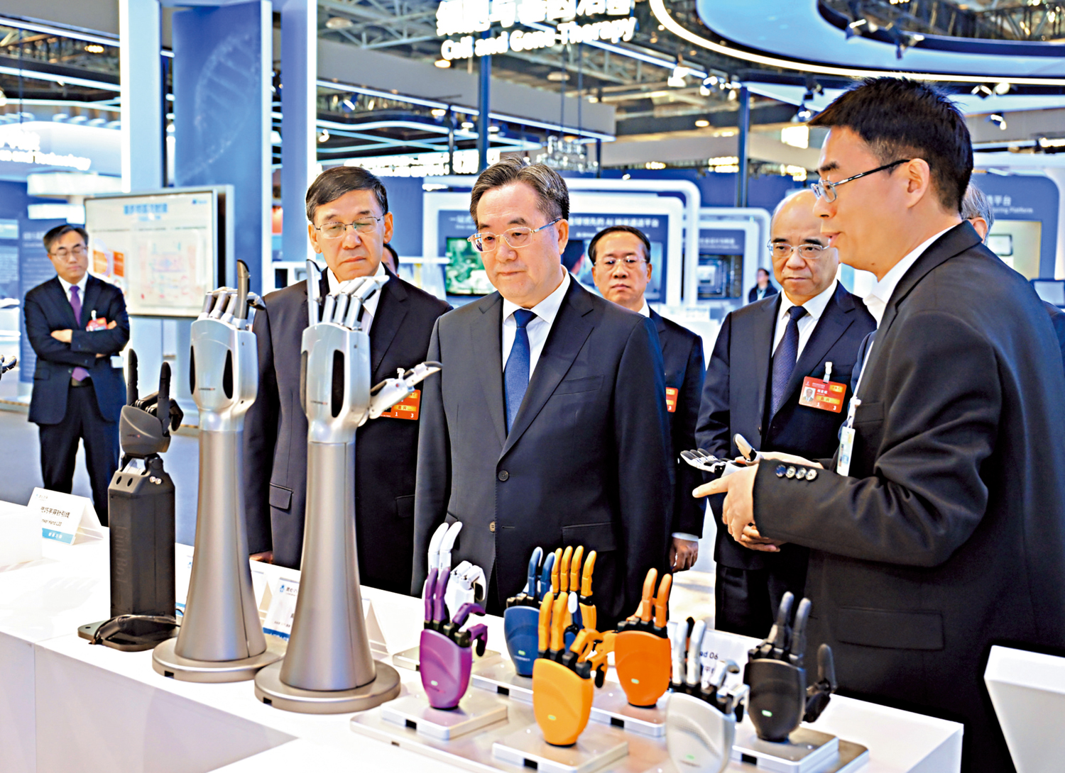 　　圖：2026中關村論壇年會25日在北京開幕，中共中央政治局常委、國務院副總理丁薛祥出席開幕式並致辭。開幕式後，丁薛祥巡視中關村展示中心常設展，與科技人員進行交流。\新華社