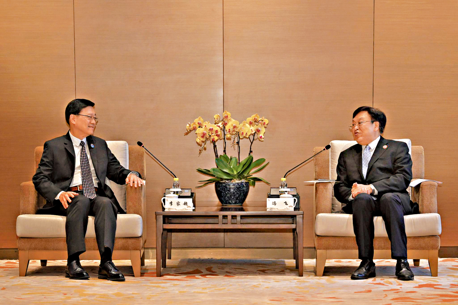 　　圖：3月25日，香港特區行政長官李家超與海南省委書記馮飛在博鰲會面。