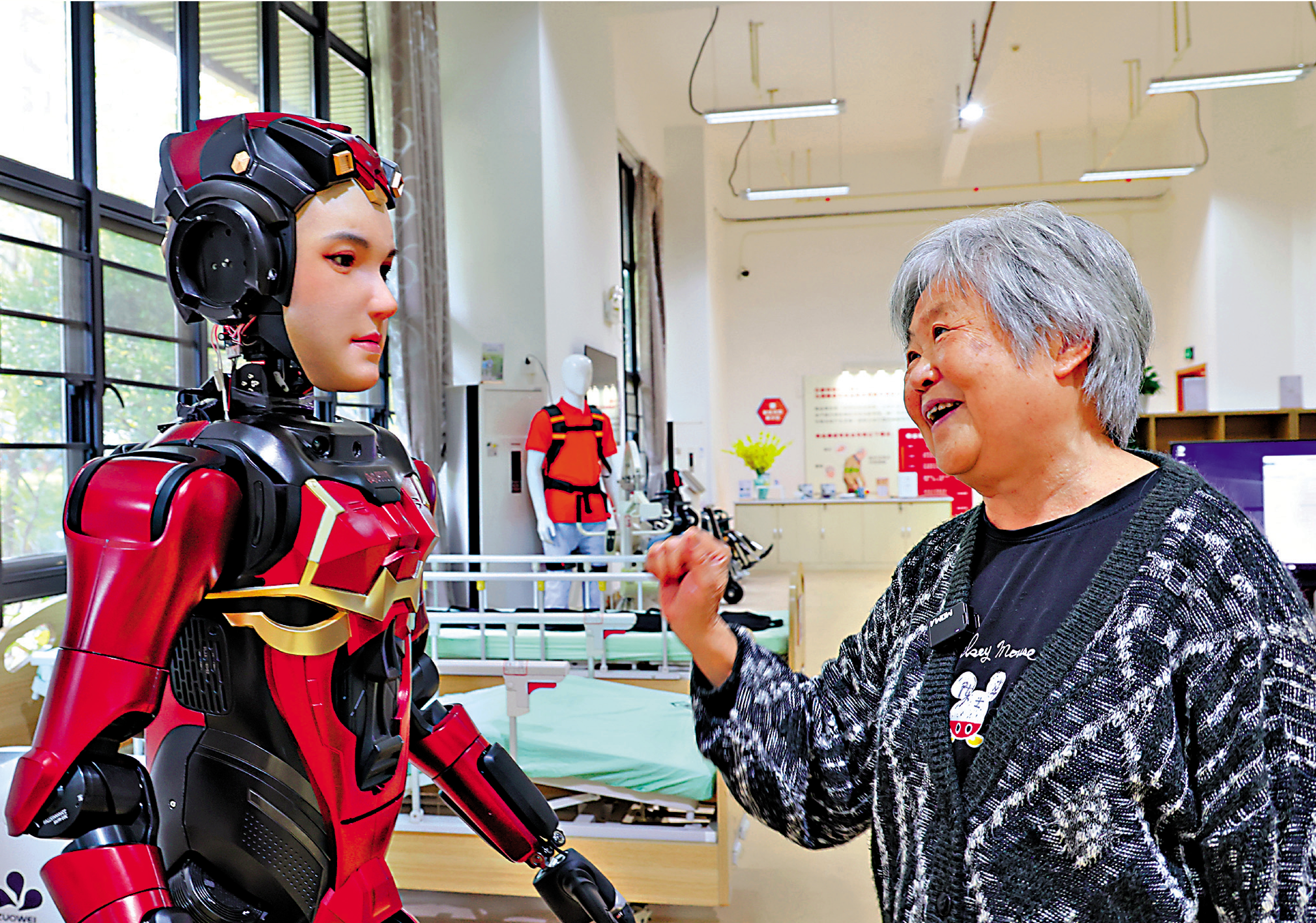 　　圖：新一代人工智能正深刻改變人類生活。讓老年人跨越數字鴻溝，是加快數字中國建設、推進適老化改造的必然要求。圖為在深圳市養老護理院，一名老人與人形機器人「夏瀾」互動。\新華社