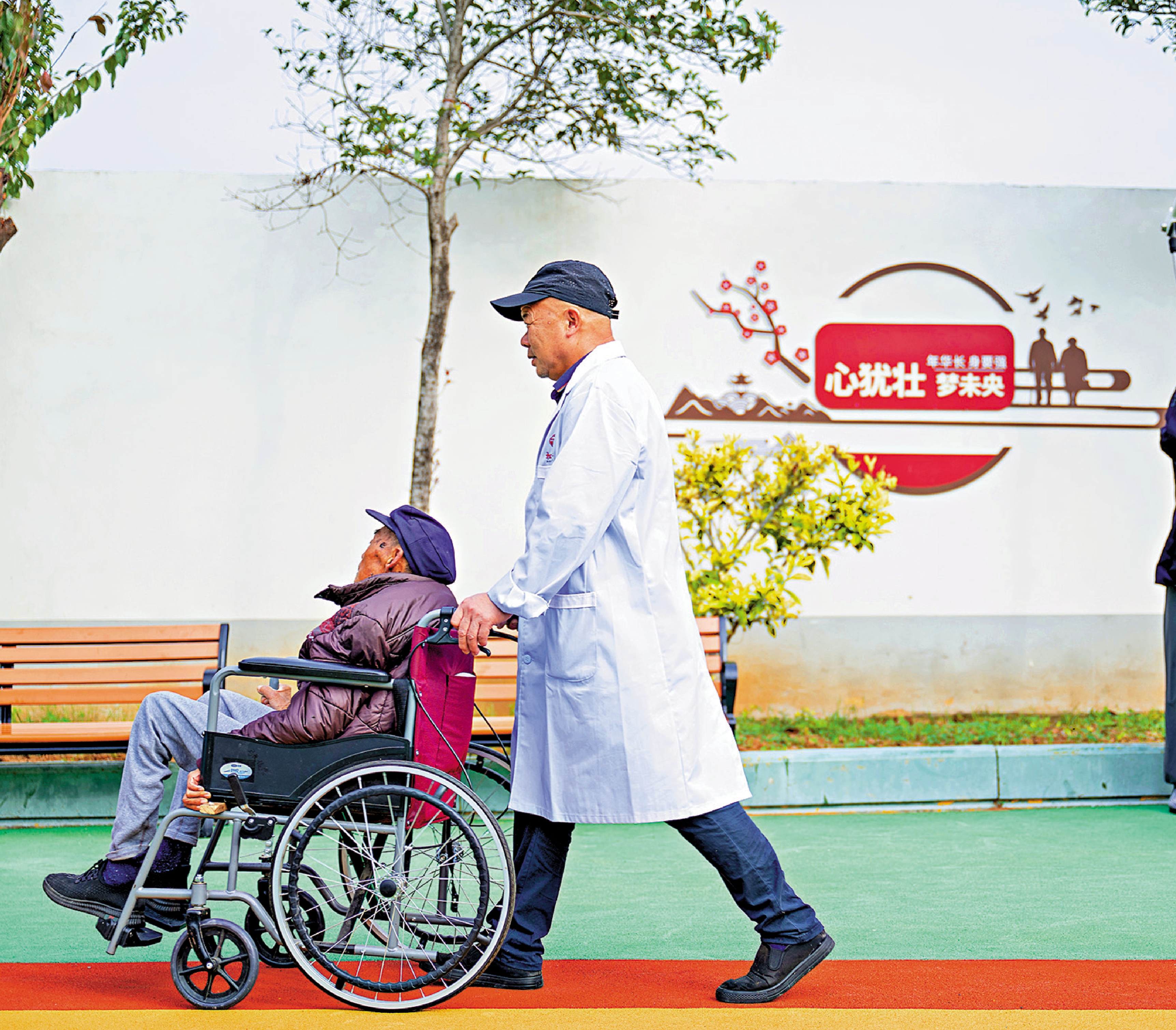 　　圖：近年來，湖北孝昌縣持續優化拓展適老化服務場景。圖為孝昌縣松鶴仁養老院的護工在照料老人。\新華社