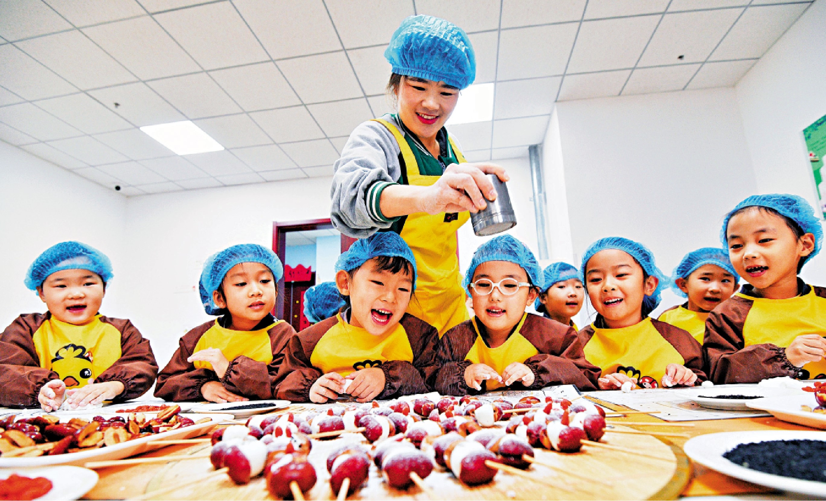 　　圖：在山東省樂陵市天和嘉園幼兒園，小朋友在老師的指導下做麵食。\新華社