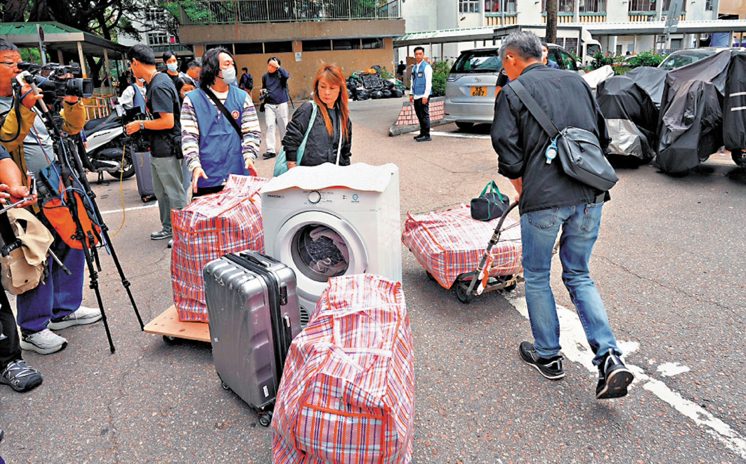 　　圖：宏志閣居民去年十二月獲安排返家執拾物品。