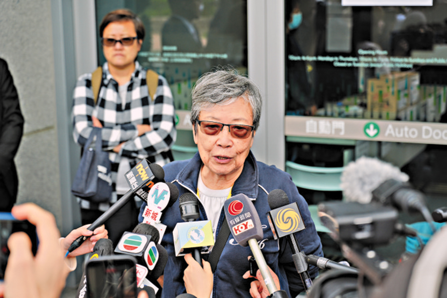 　　圖：宏泰閣住戶冼善卿感謝消防員與警員，讚揚他們是「香港驕傲」。\大公報記者何嘉駿攝