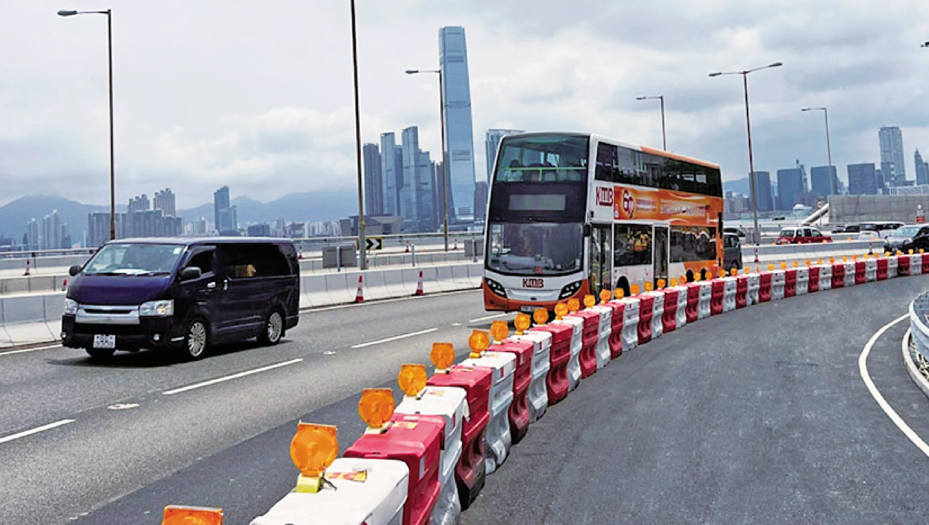 　　圖：西隧港島出口去年11月底新增一條行車線，運輸署表示有效解決「樽頸」問題，令車流量增加7.5%。