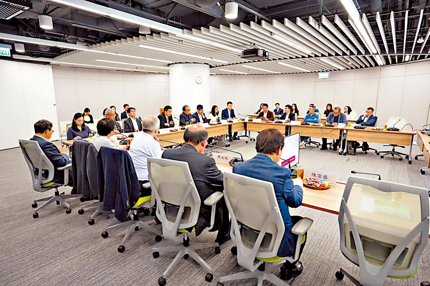 　　圖：特首政策組昨日舉行研討會，一眾專家深入交流，共同探討國家「十五五」規劃對香港未來發展的啟示。