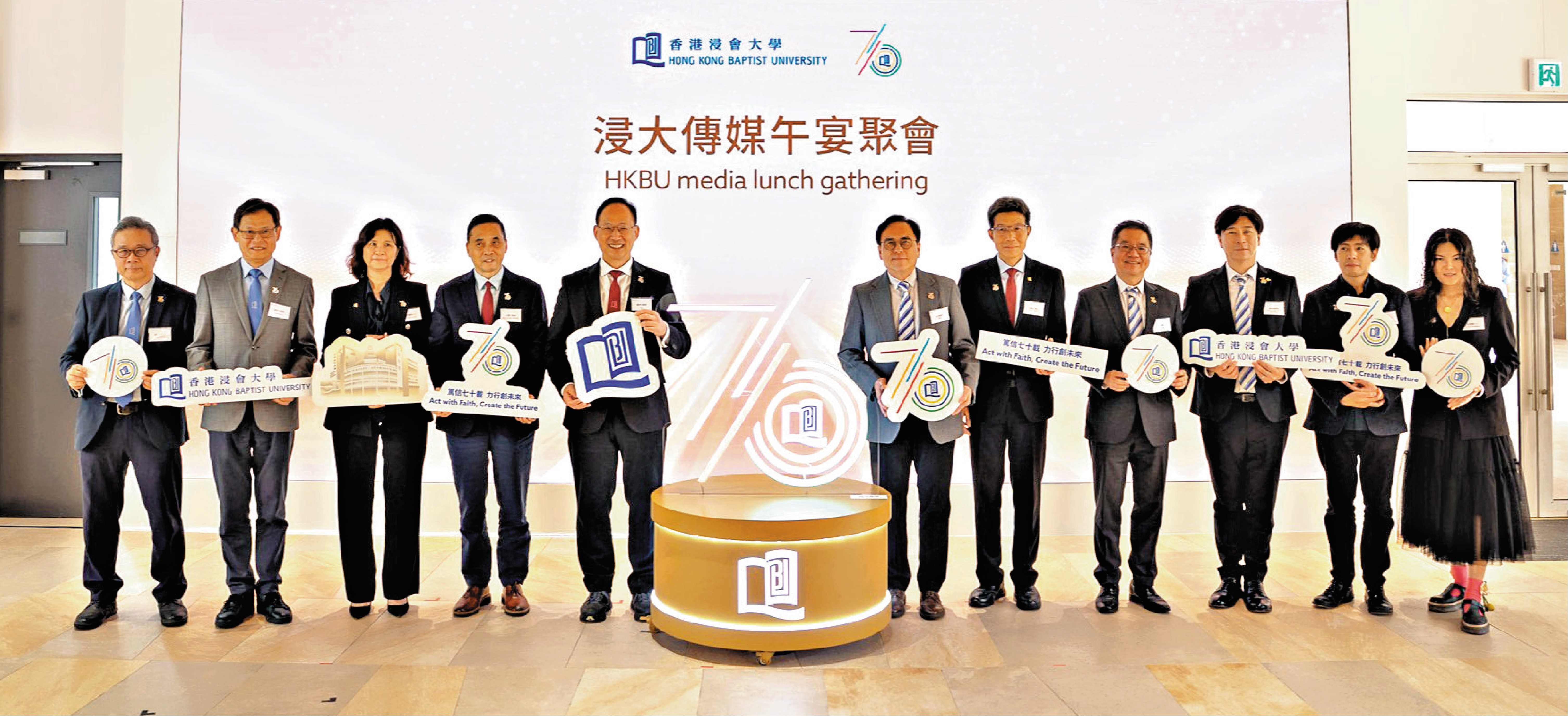 　　圖：浸大校長衞炳江（左五）表示，浸大持續教育學院將申請升格成為私立大學與應用科學大學。