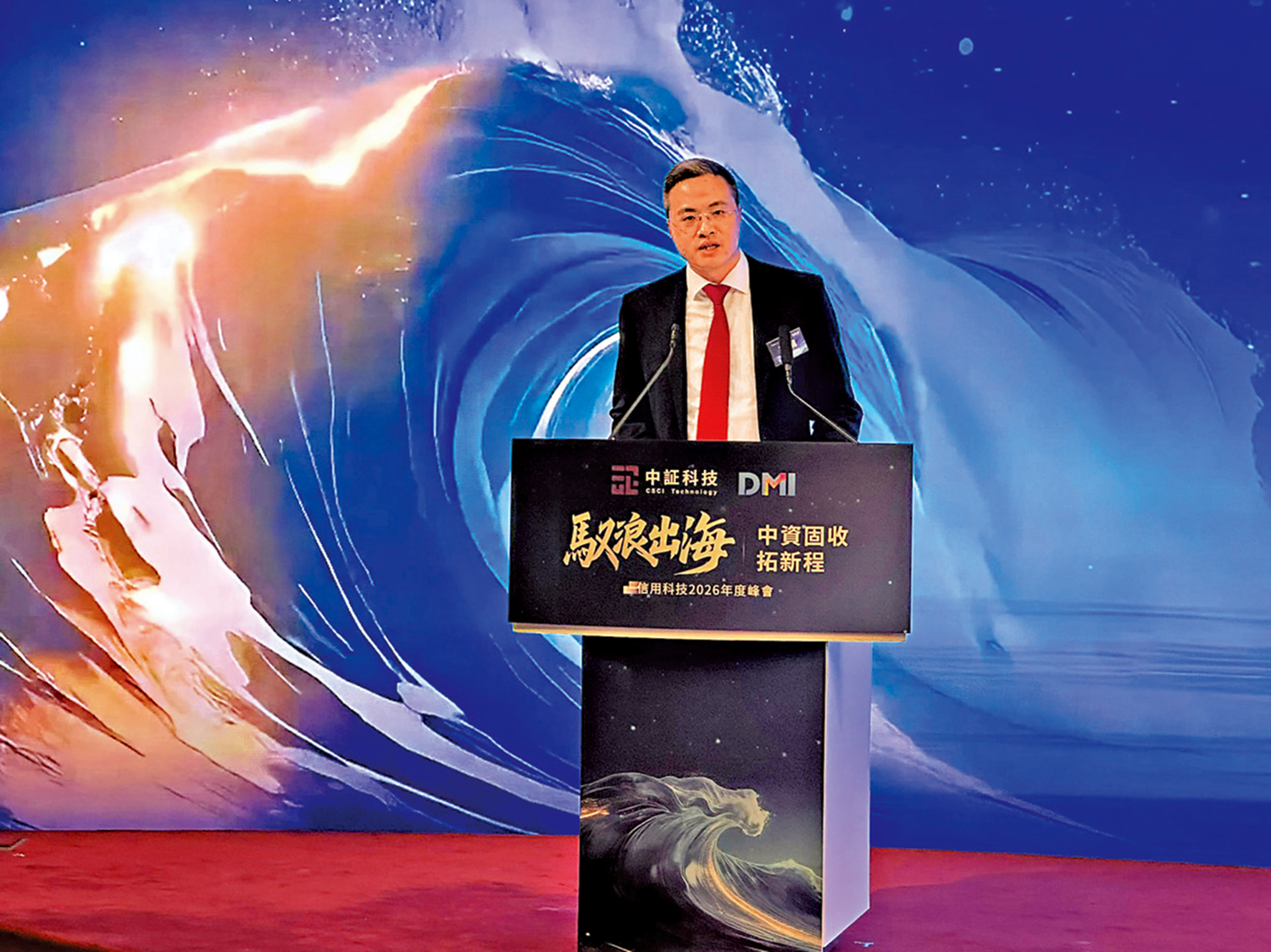 　　圖：王龍表示，點心債發行量已連續8年增長。\大公報記者蔣去悄攝