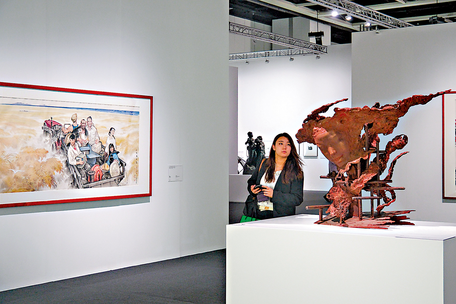 　　圖：觀眾在「其命惟新—廣東美術百年大展（香港）」觀賞展品。\資料圖片