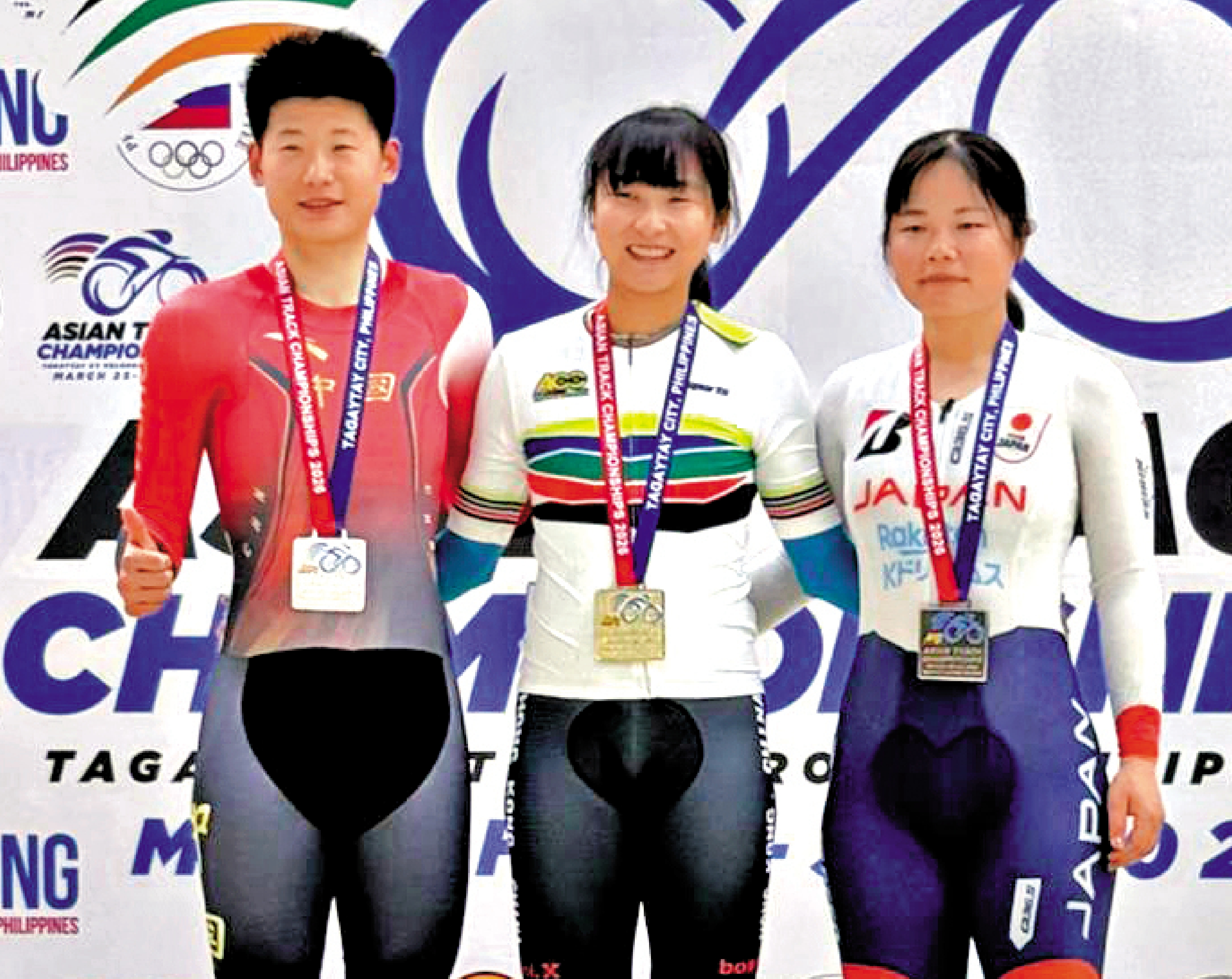 　　圖：李思穎（中）與亞、季軍選手合照。