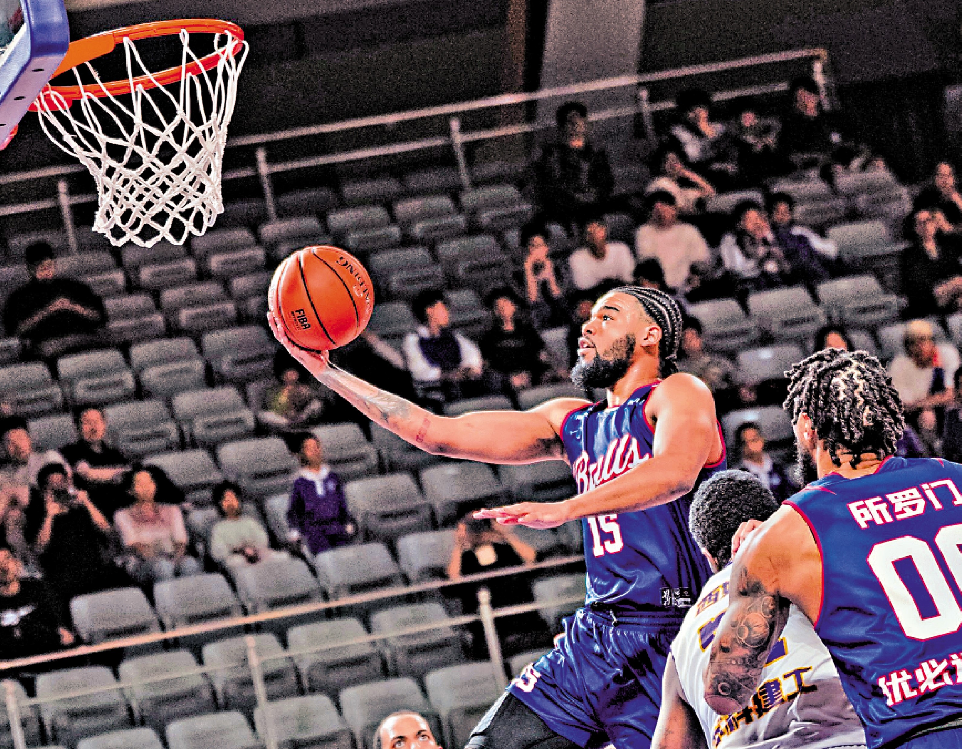 　　圖：美臣鍾斯（左）是金牛男籃主力。