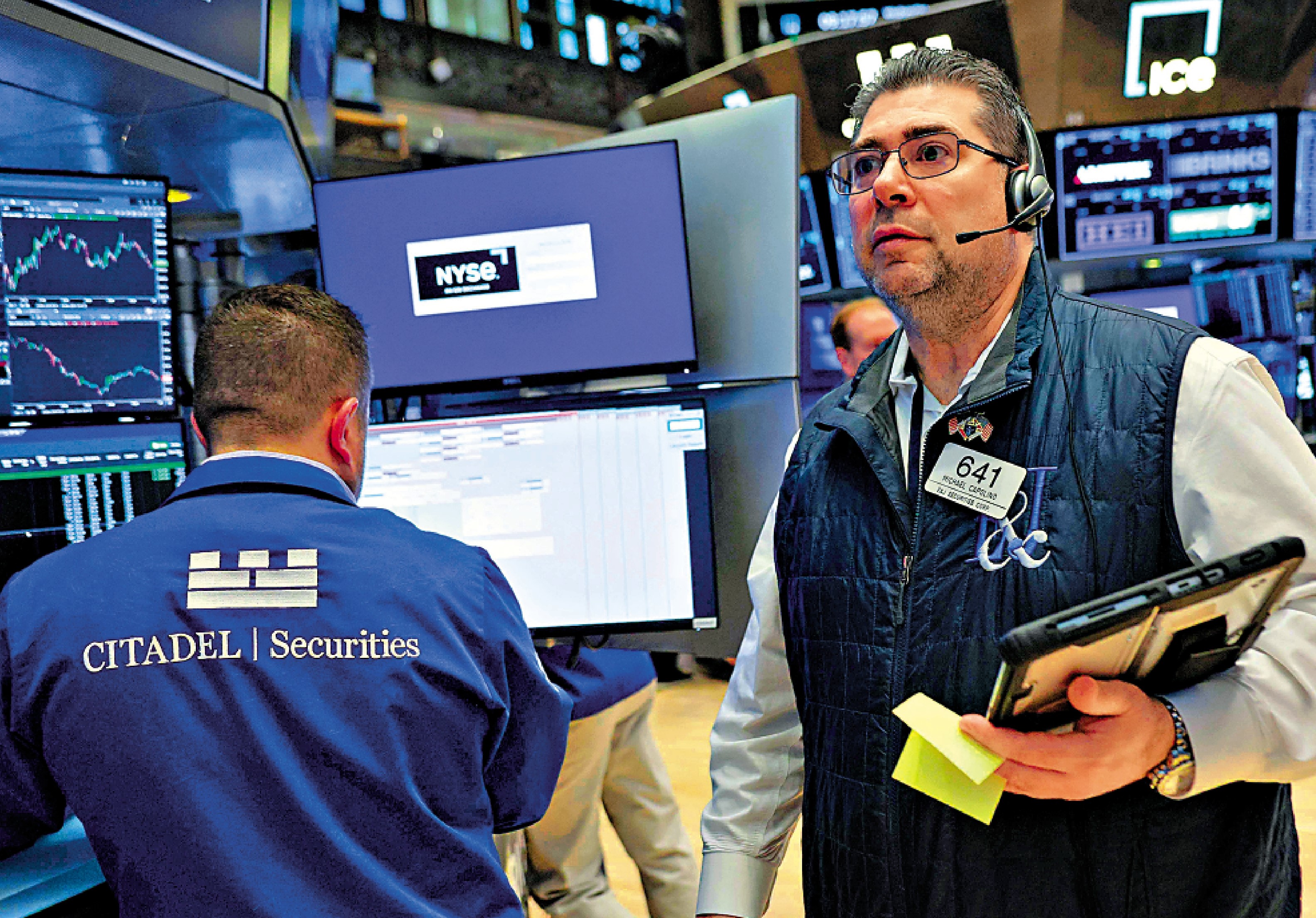 　　圖：交易員們在紐約證券交易所內工作。\法新社