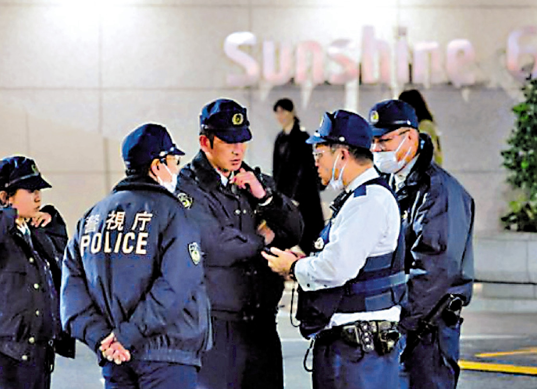 　　圖：警員聚集在東京池袋Sunshine City入口位置偵查案件。