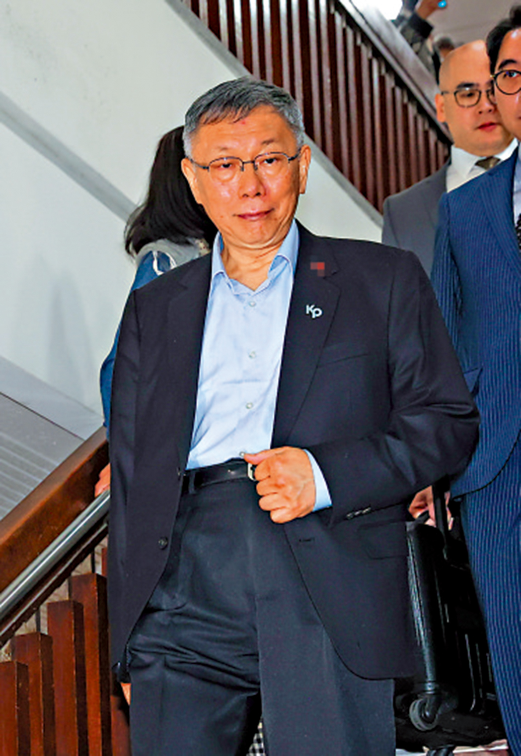　　圖：柯文哲到台北地方法院聽取判決後離開，面對媒體提問不語。