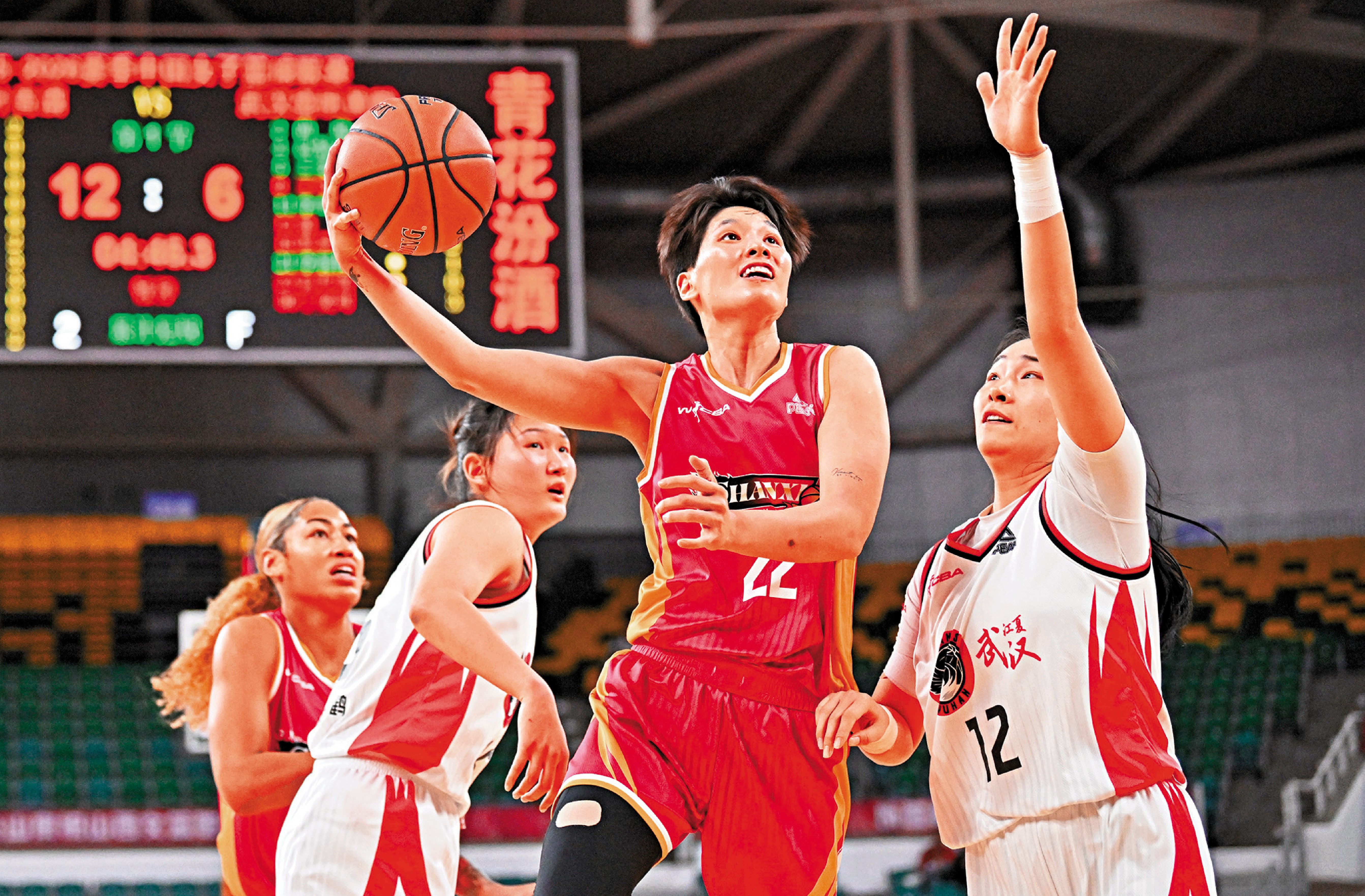 　　圖：山西隊的林育庭（右二）在比賽中上籃。\中新社