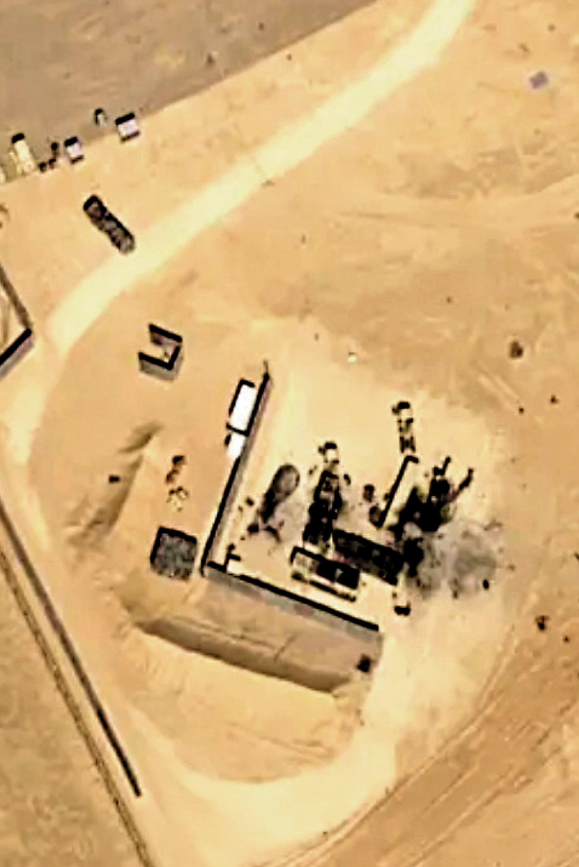 　　圖：衛星圖像顯示，約旦薩爾蒂空軍基地內的「薩德」系統遇襲受損。\網絡圖片