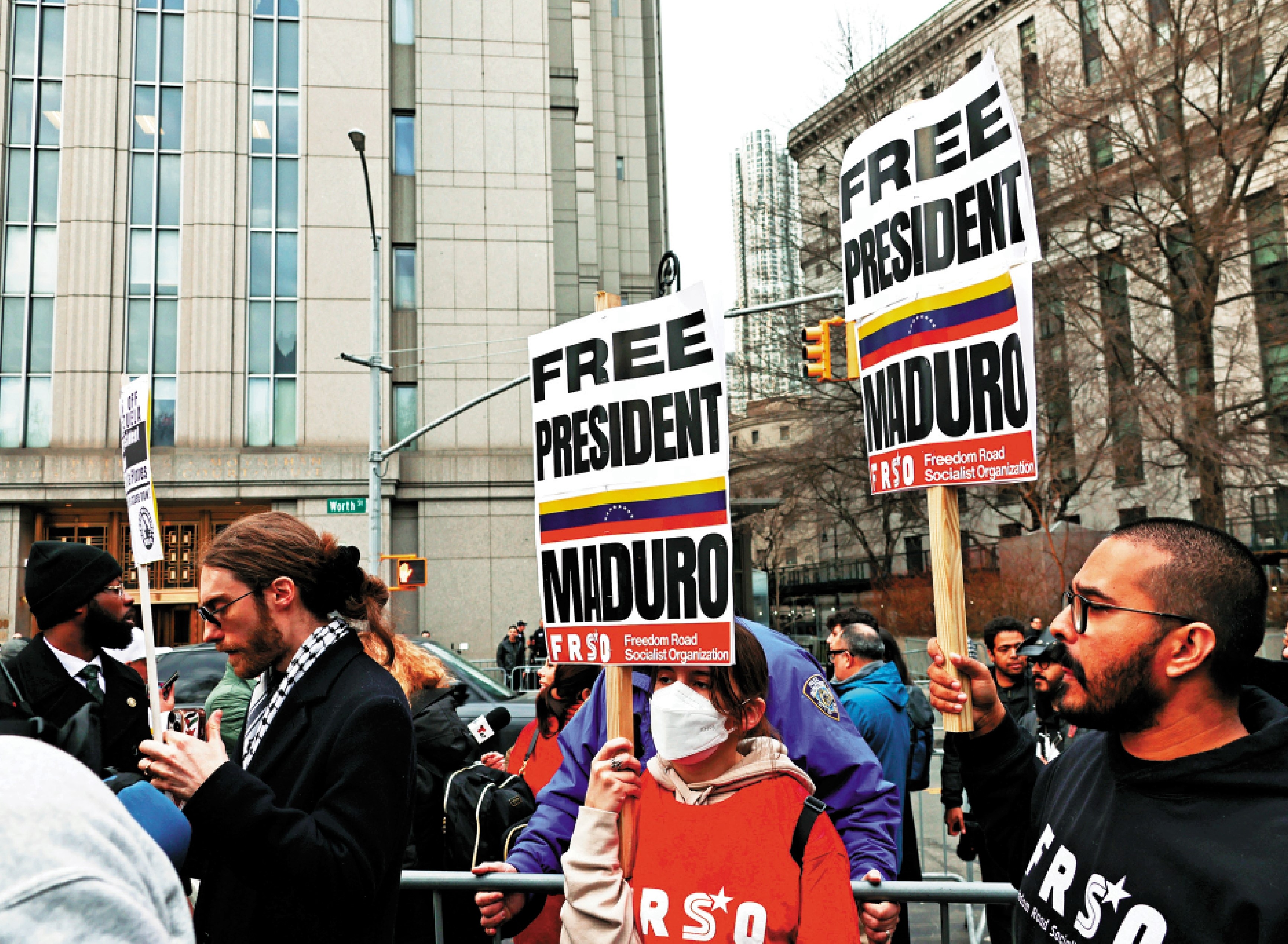 　　圖：馬杜羅的支持者26日在紐約南區聯邦地區法院外集會抗議。\新華社