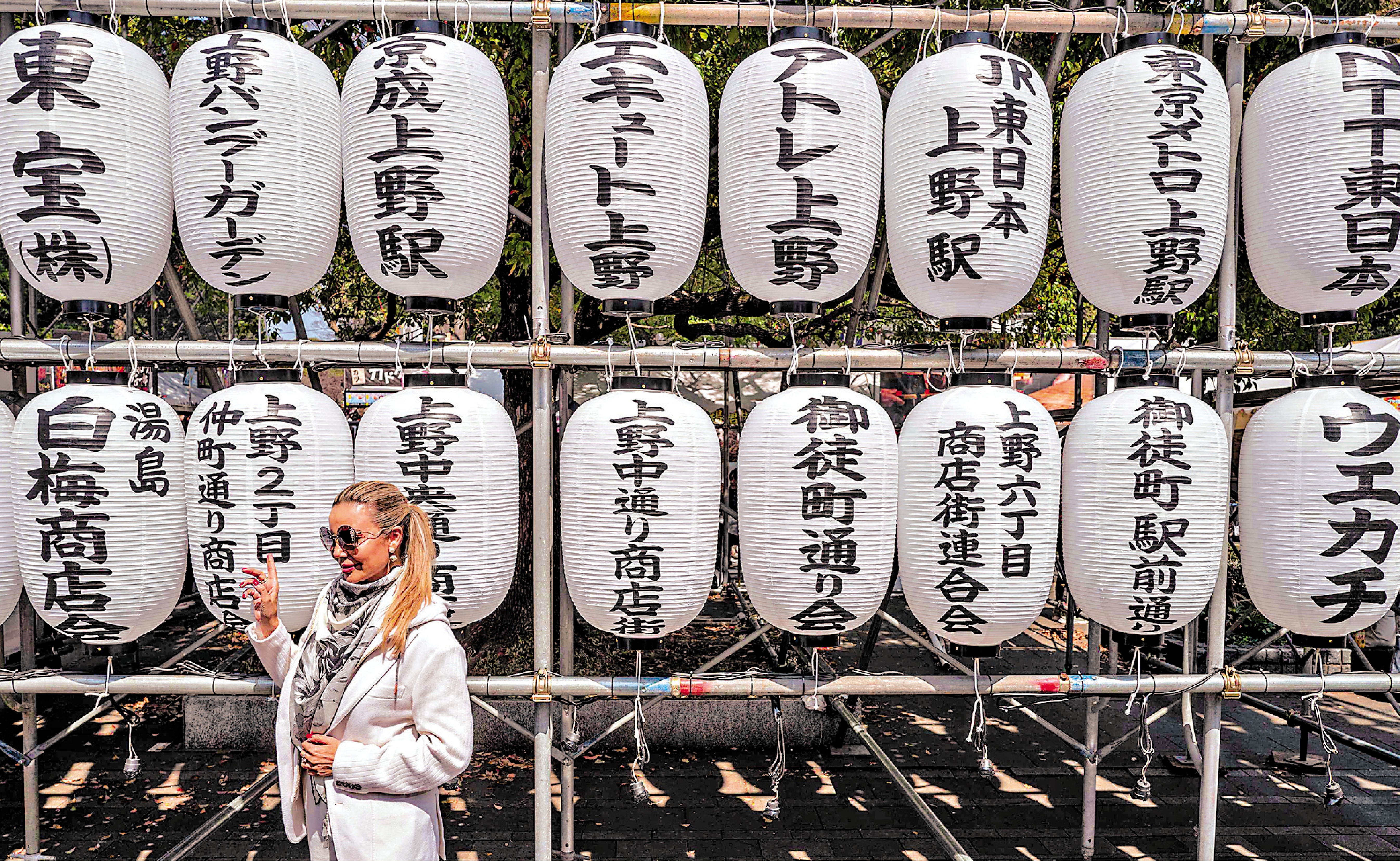 　　圖：日本擬收緊外國人入籍日本的條件。圖為一名女子在東京上野公園拍照。\法新社