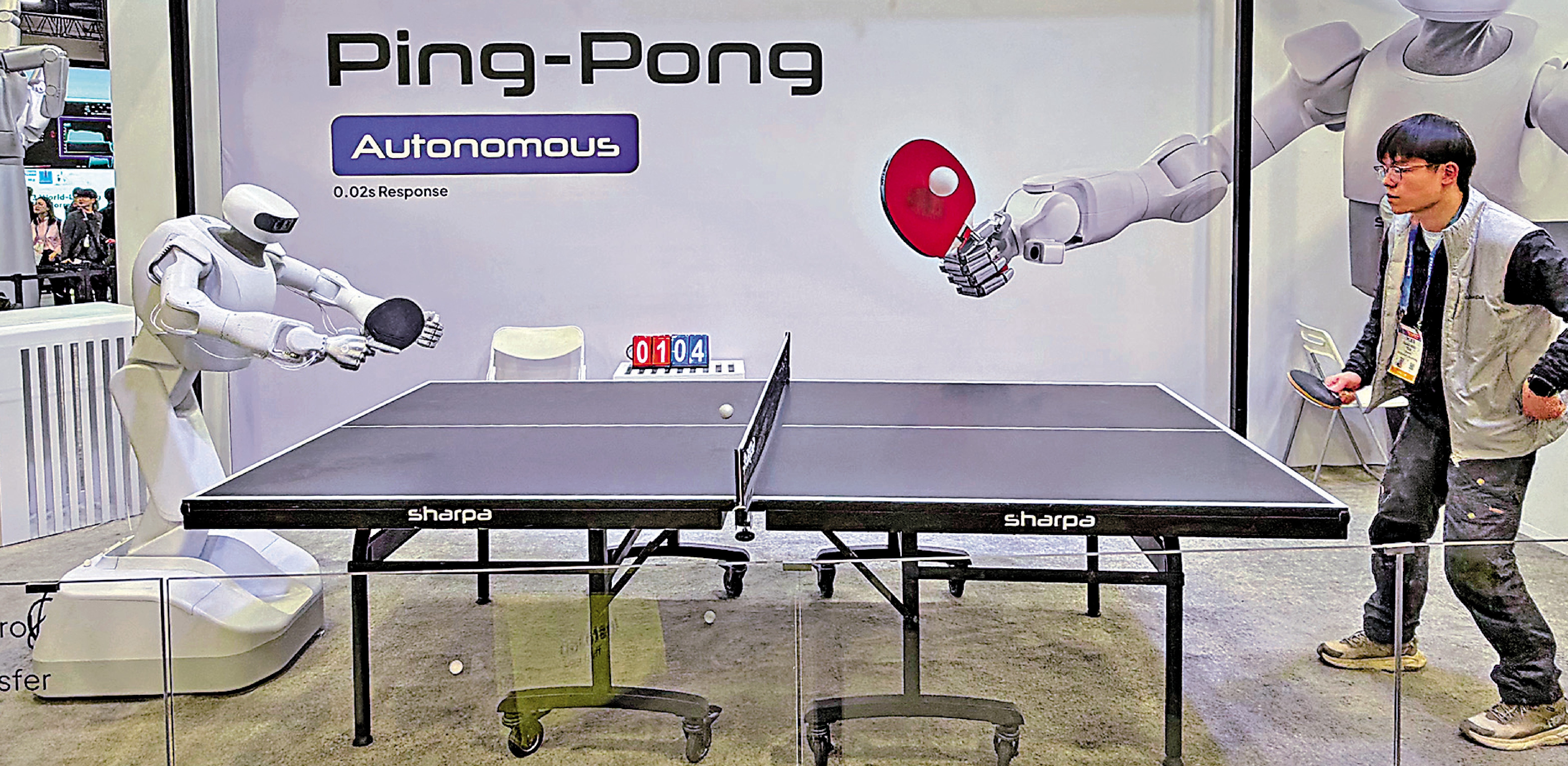 　　圖：中國商務部掌握的證據顯示，美國在貿易領域實施大量破壞全球產供鏈的措施，包括限制高新技術產品對華出口。圖為年初美國消費電子展上機器人表演打乒乓球。