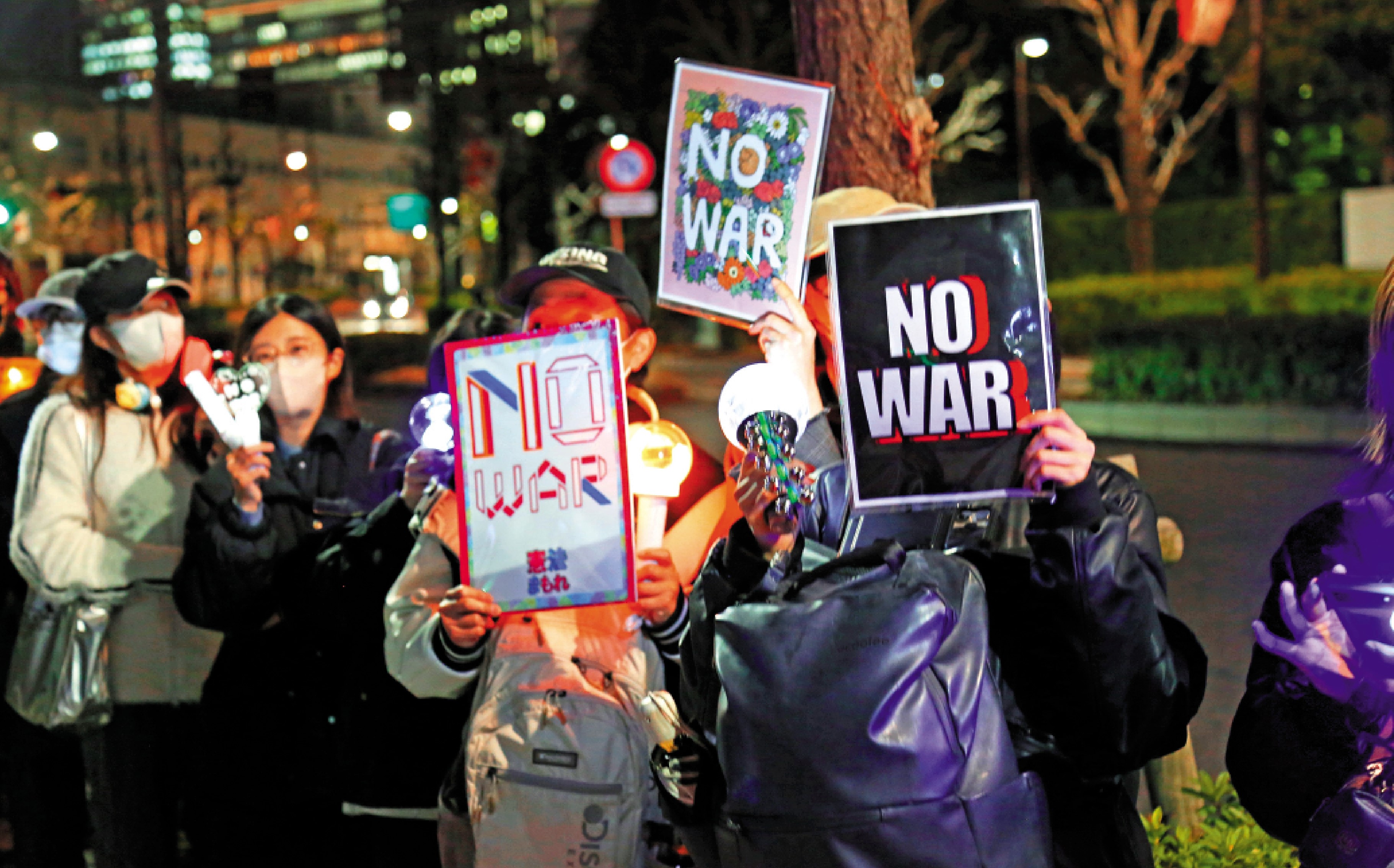 　　圖：日前，逾萬日本民眾在東京日本眾議院第二議員會館前集會，反對高市早苗圖謀修憲、加速擴軍。\中新社