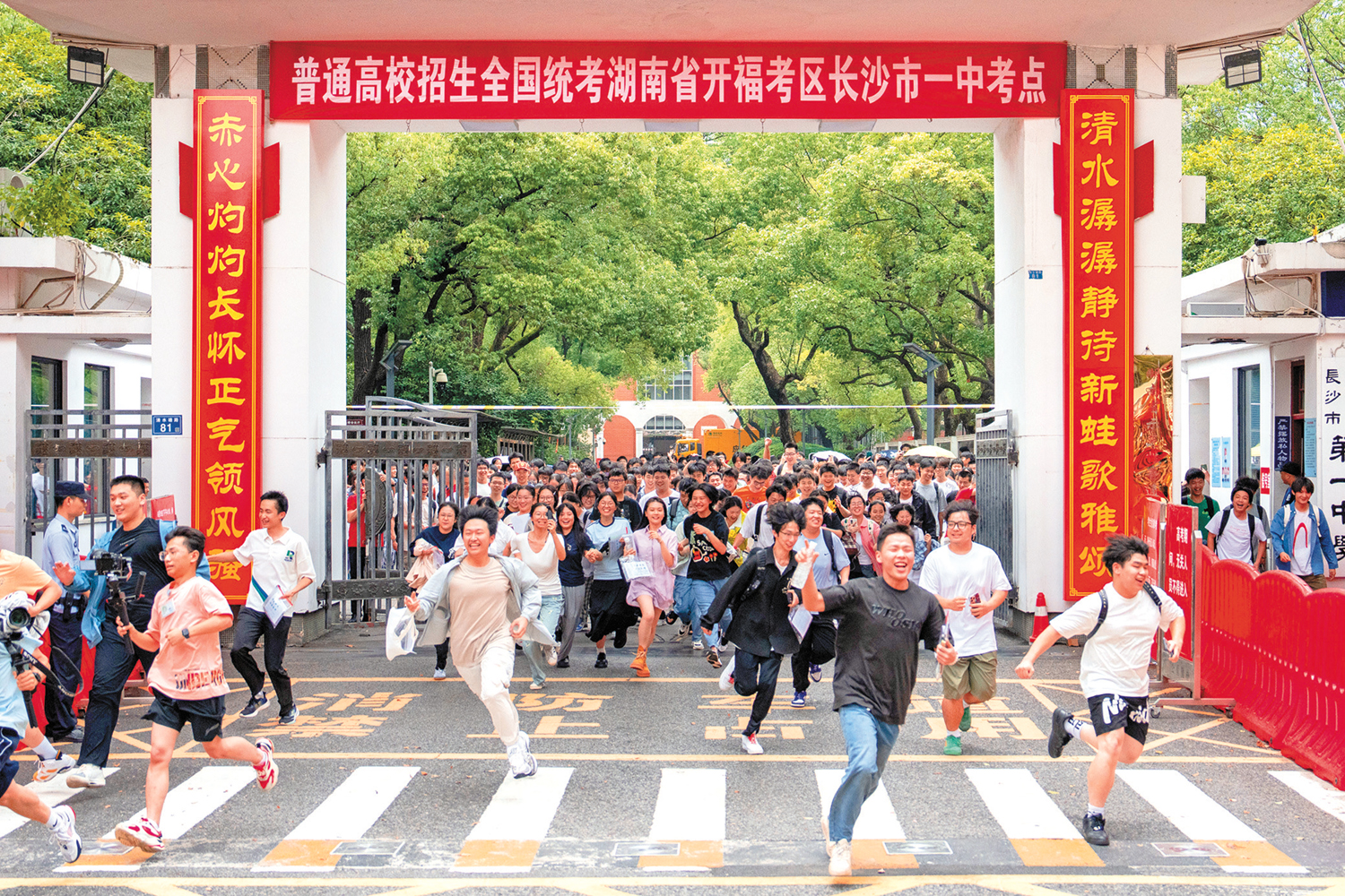 　　圖：教育部發布20條負面清單，其中嚴禁炒作中高考狀元及升學率。圖為湖南長沙考生在高考結束後跑出校園。\新華社