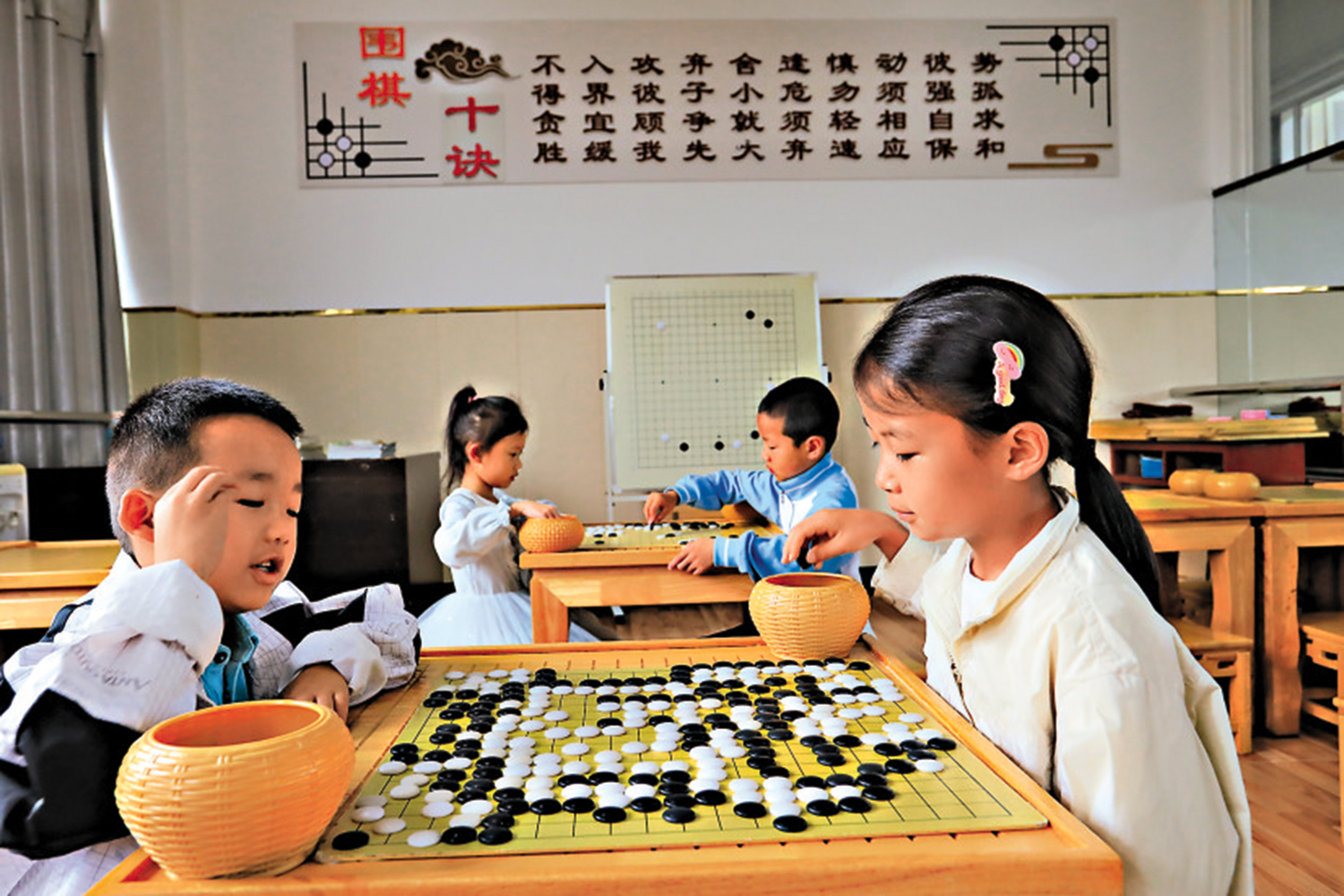 　　圖：學生在雲南騰沖市青少年課外活動中心對弈圍棋。\新華社