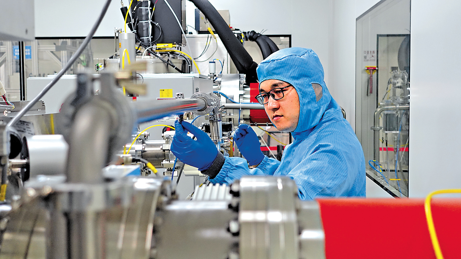 　　圖：今年2月24日，由本源量子自主研發的我國首款量子計算機操作系統「本源司南」正式開放線上下載。圖為本源量子芯片總監賈志龍博士在中國首條量子芯片生產線上工作。