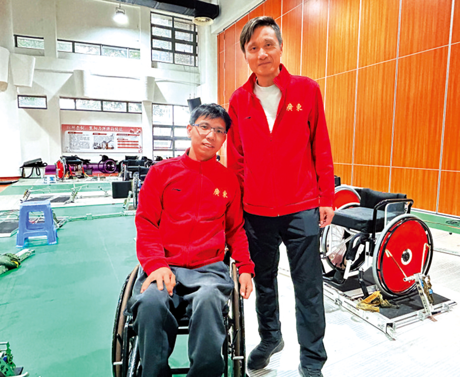 　　圖：梁紹穎（左）與龍傑合照。