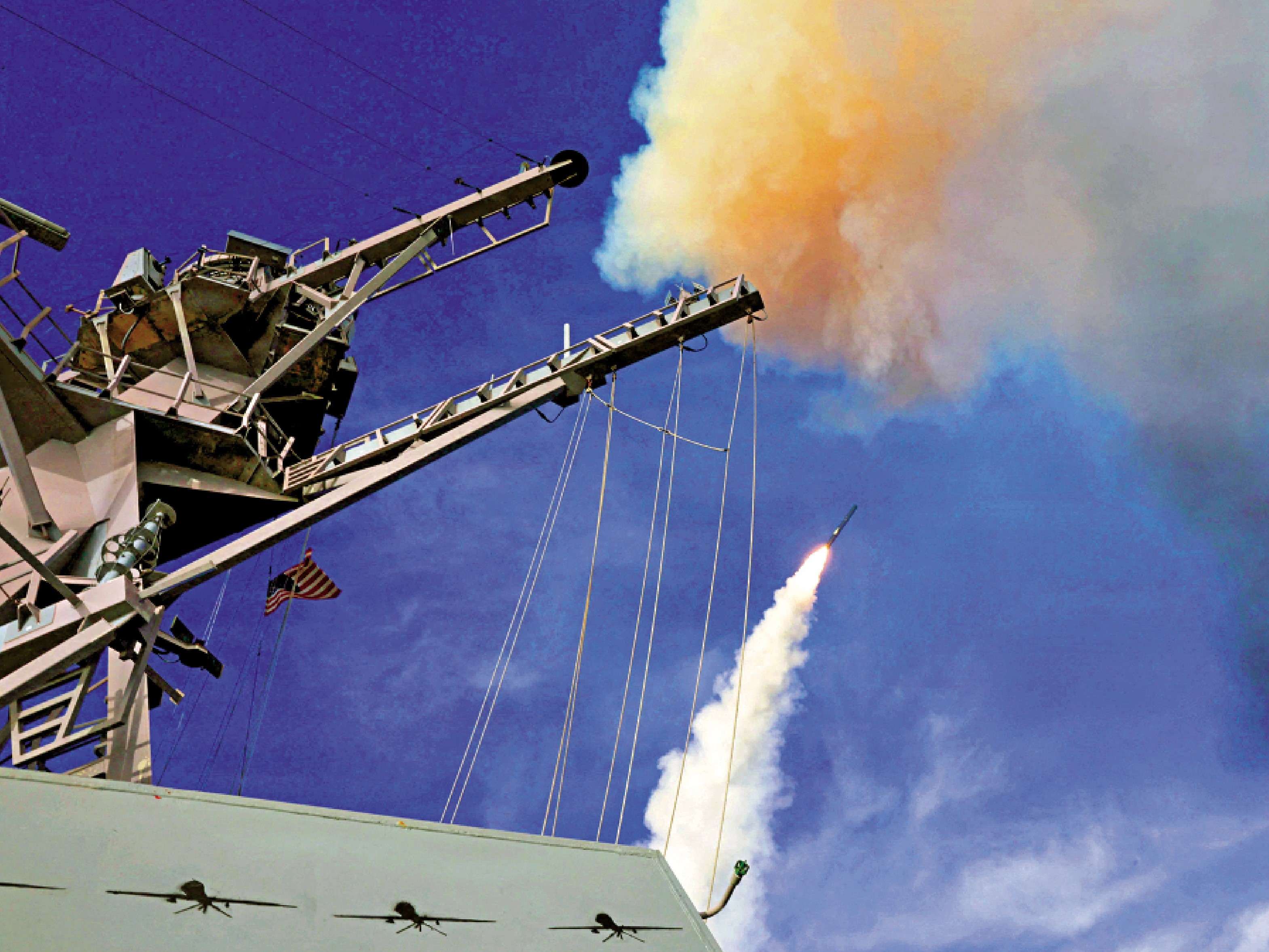 　　圖：美軍本月早些時候從一艘導彈驅逐艦上向伊朗發射「戰斧」導彈。\路透社