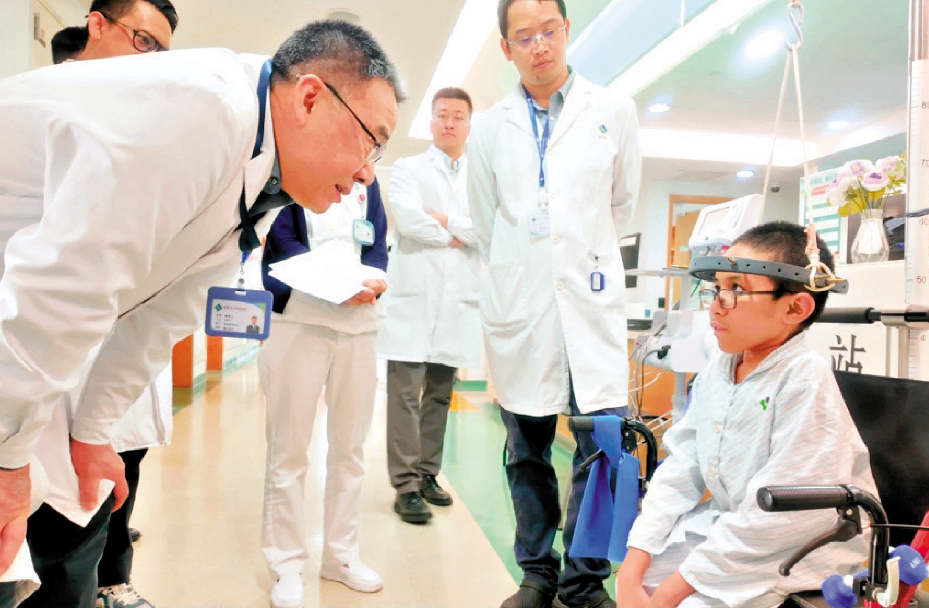 　　圖：內地醫療專家為來自印尼的脊柱側彎患者提供診療。