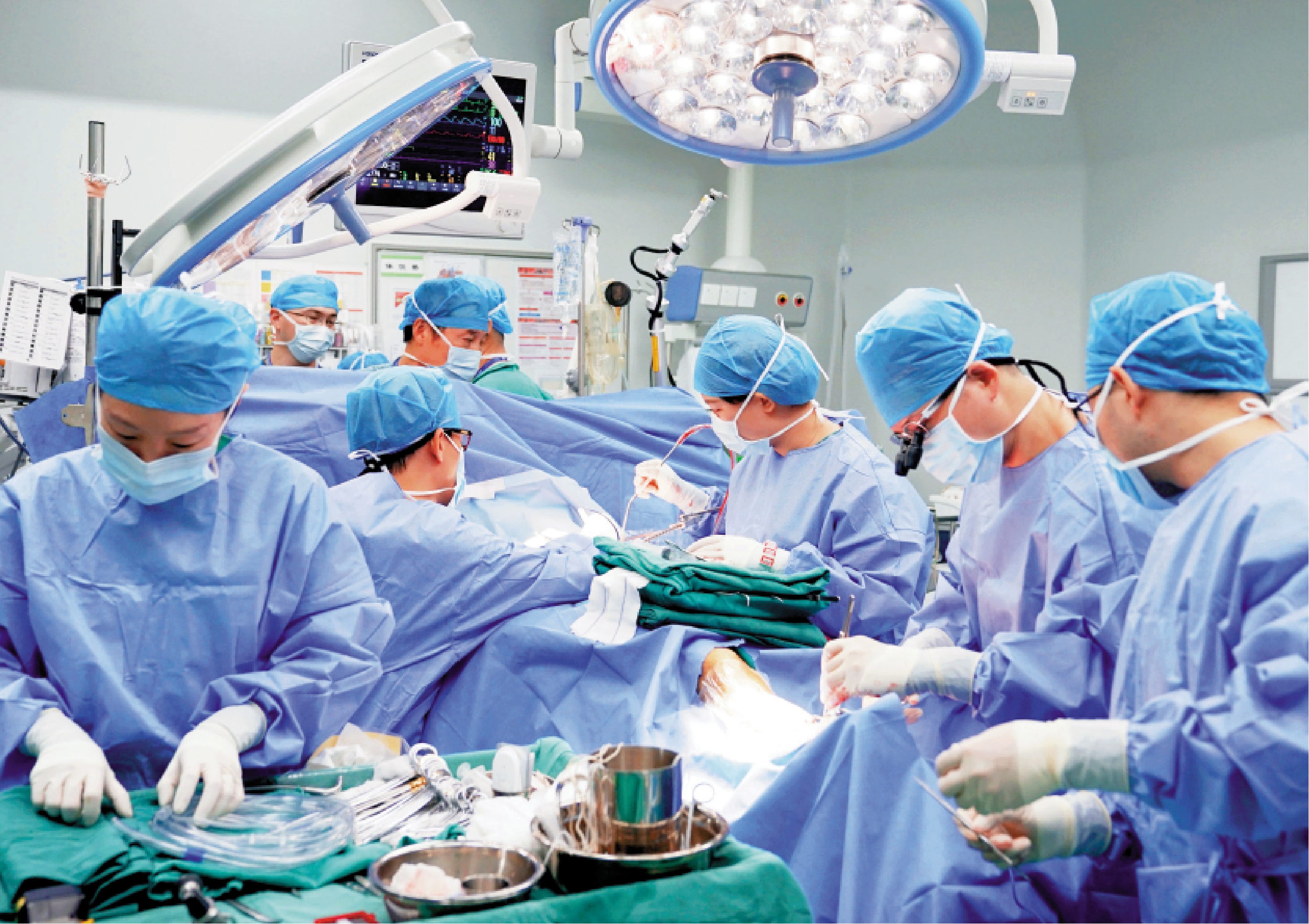 　　圖：深圳一所醫院的醫療團隊為患者進行手術。