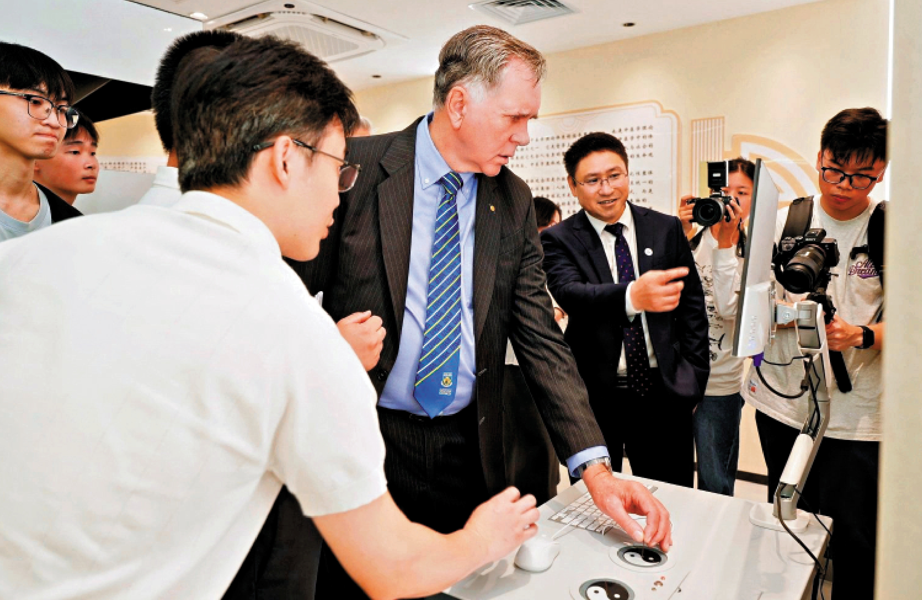 　　圖：馬歇爾在廣中醫了解中醫藥現代化研究方面的創新實踐。\受訪者供圖