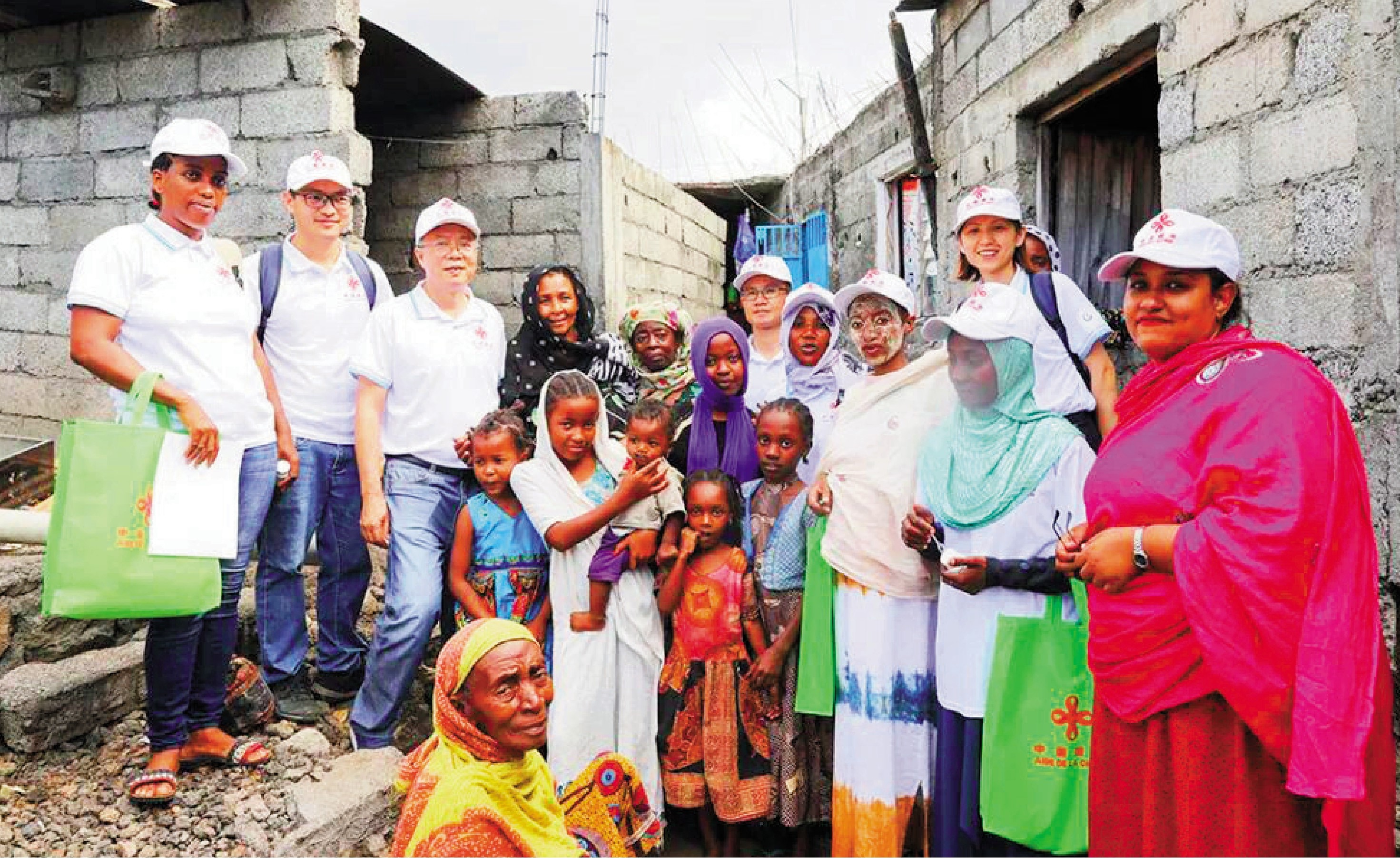 　　圖：廣中醫青蒿抗瘧援外醫療隊在科摩羅與當地居民合照。\受訪者供圖