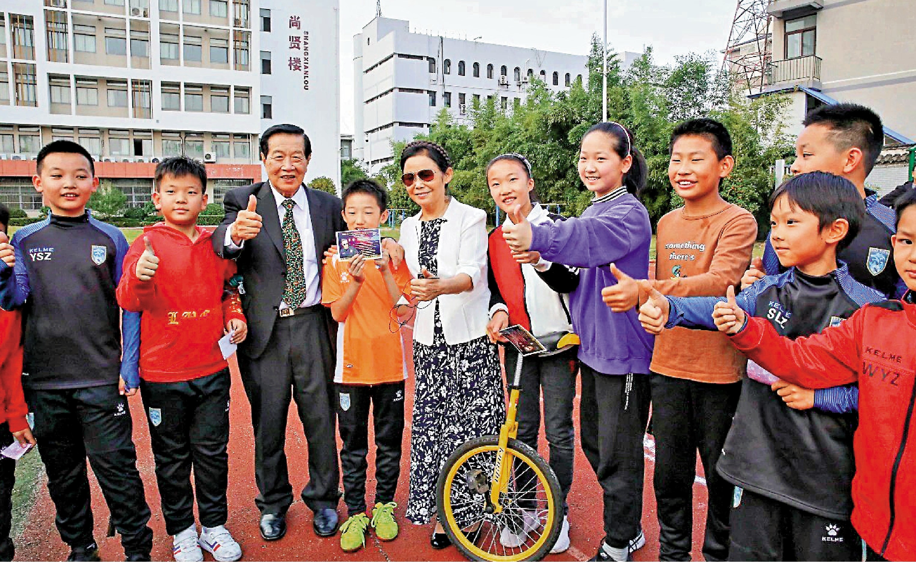 　　圖：2019年李昌鈺攜夫人來到江蘇如皋市師範學校附屬小學參觀，和小學生現場互動。