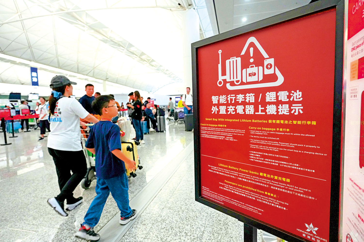 　　圖：由香港機場出發的乘客，昨起最多可帶兩個「尿袋」上機。\大公報記者黃洋港攝