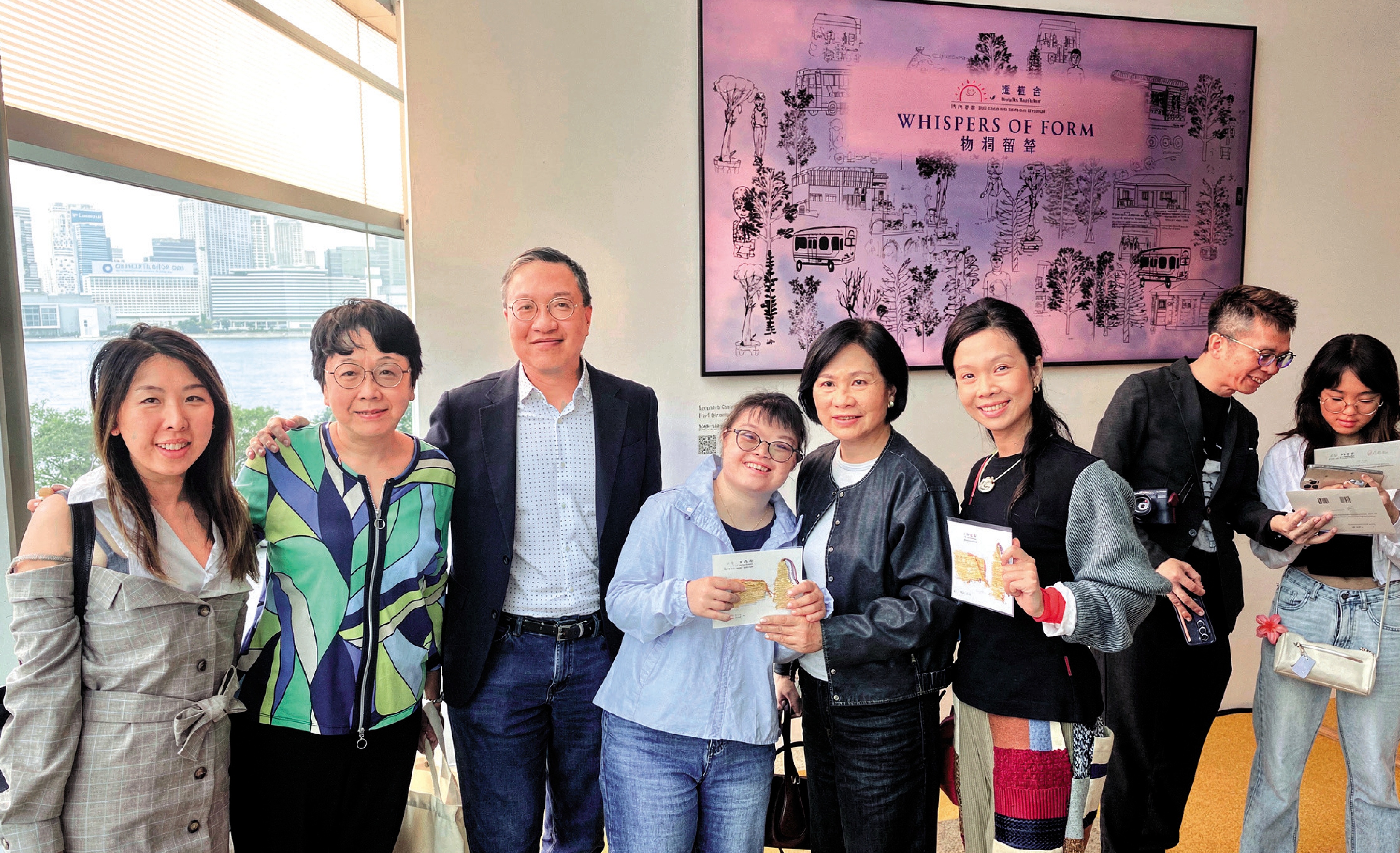 　　圖：匡智會第三年參與巴塞爾藝術展香港展會，林定國（左三）前往參觀。\圖片來源：林定國Fb