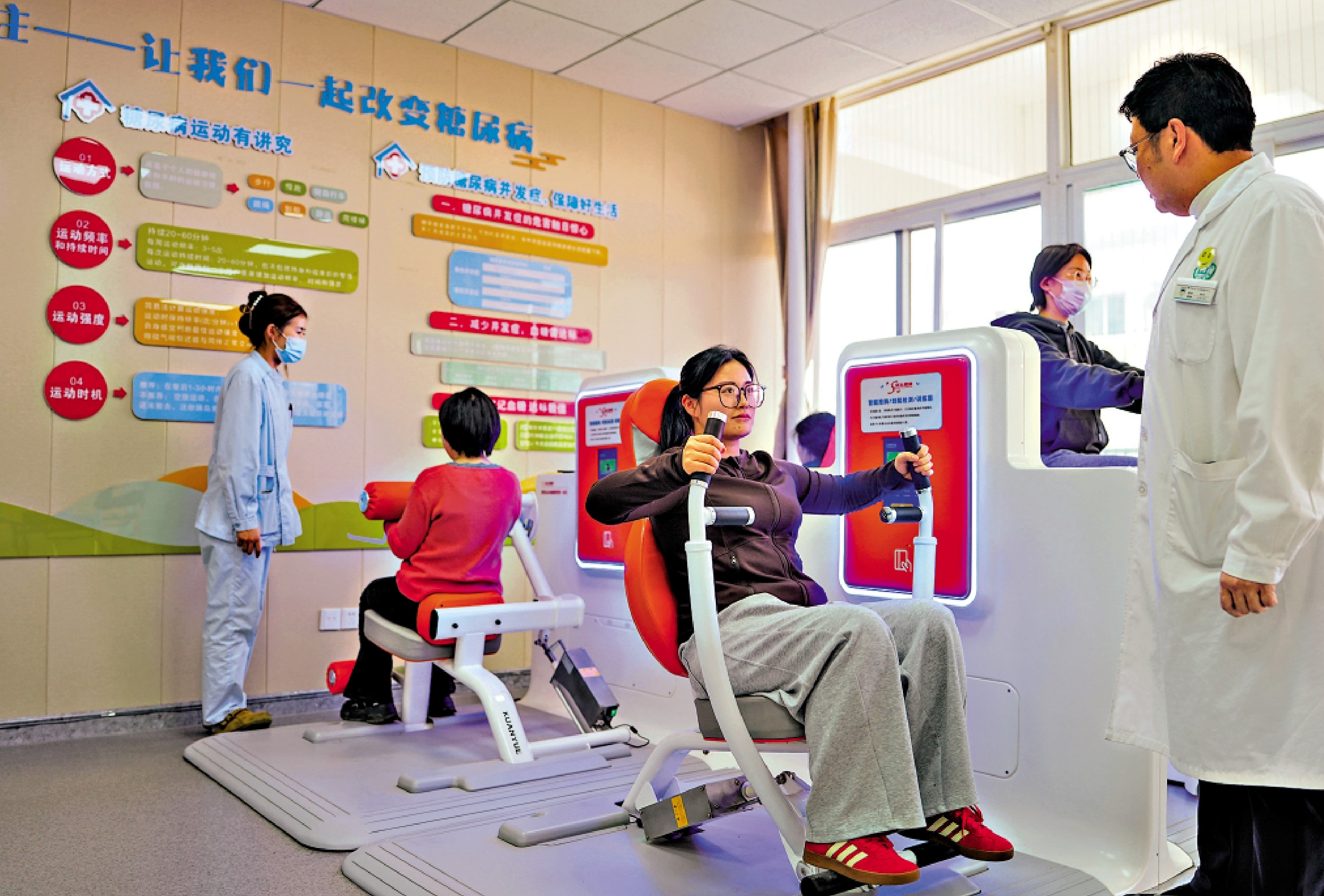 　　圖：內地醫衞工作轉向以健康為中心。圖為3月19日，山東濟南居民在運動促進健康中心內進行體質檢測。\新華社