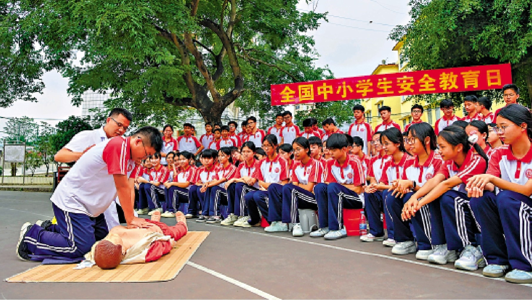 　　圖：27日，醫務工作者在廣西玉林一所中學指導學生進行心肺復甦模擬練習。\新華社