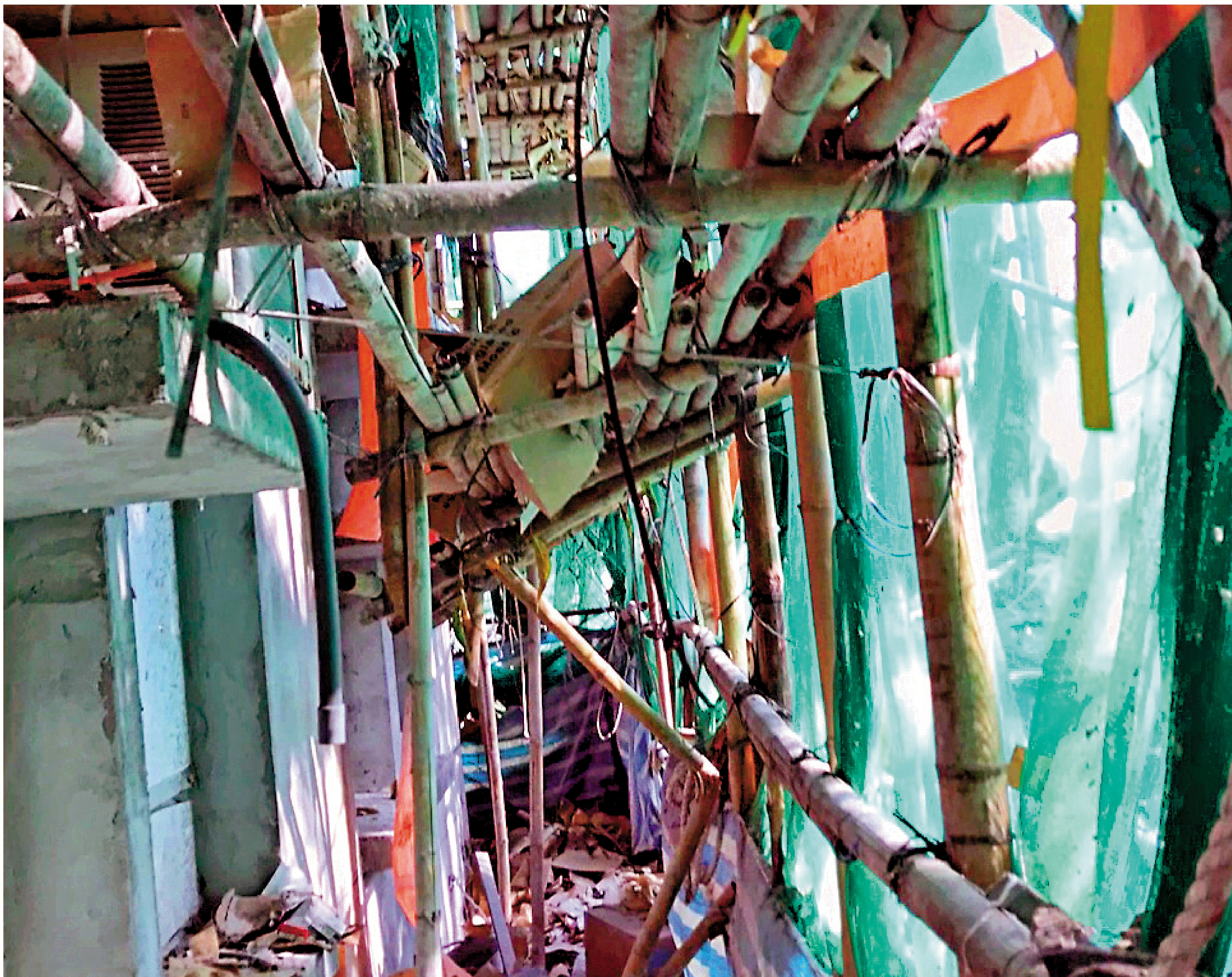 　　圖：宏福苑窗戶被發泡膠封閉，成為大火蔓延的元兇之一。