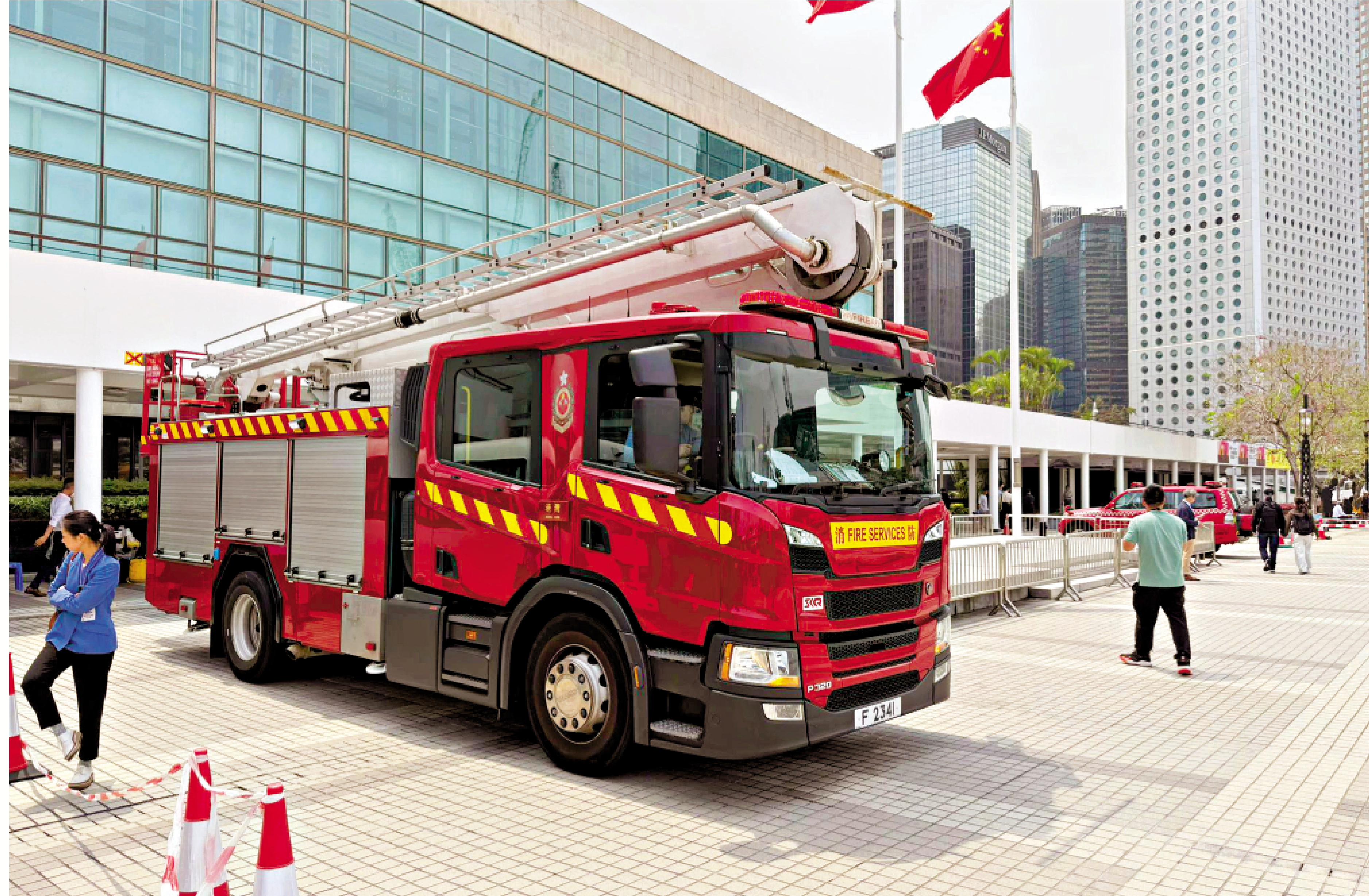 　　圖：聽證會昨日上午小休期間，會場火警鐘突然響起，消防人員迅速趕到現場。