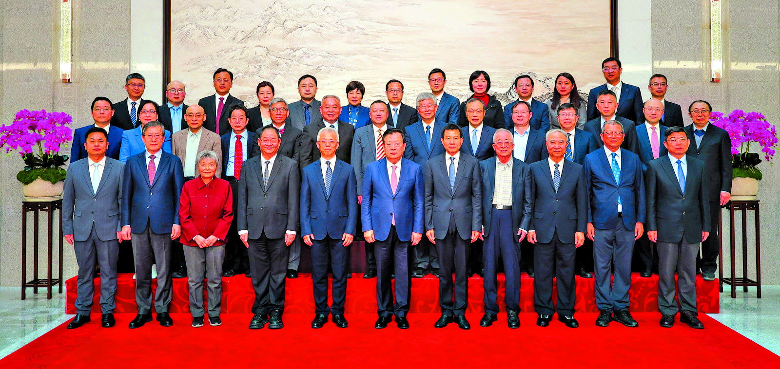 　　圖：中央港澳辦主任、國務院港澳辦主任夏寶龍昨日下午在北京會見《港澳研究》期刊新任顧問、編委。