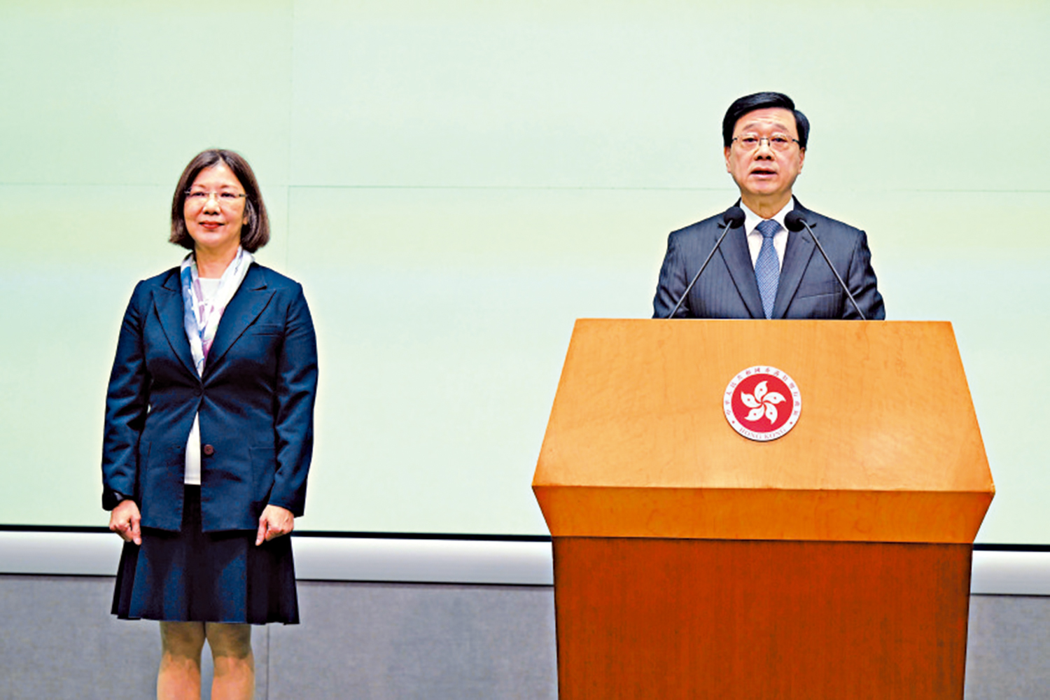 　　圖：行政長官李家超昨日與新任命的政制及內地事務局局長謝小華會見傳媒。