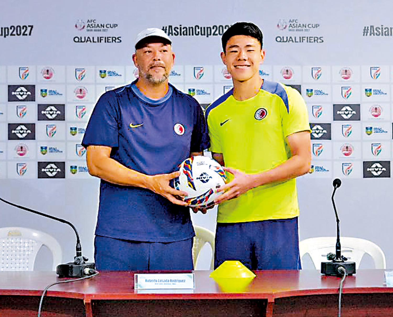 　　圖：港足暫代主教練盧比度（左）與球員孫銘謙出席賽前記者會。