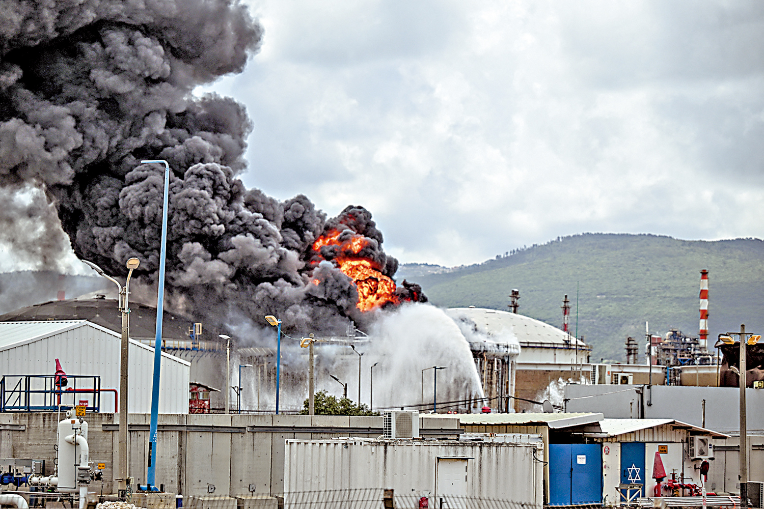 　　圖：以色列海法一處煉油廠30日被導彈碎片擊中，引發火災。\路透社