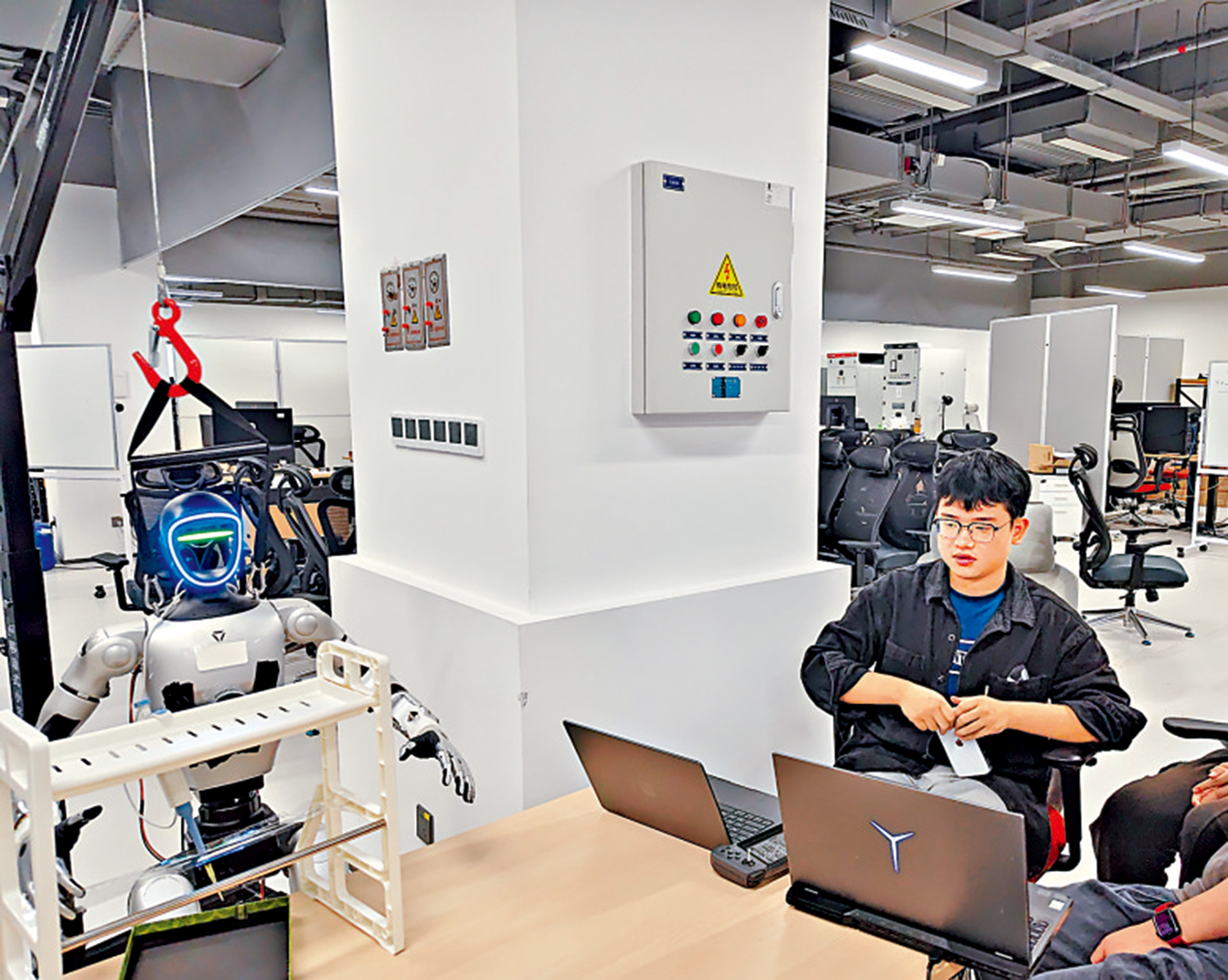 　　圖：開放日上，學院展示了具身智能的科研成果。