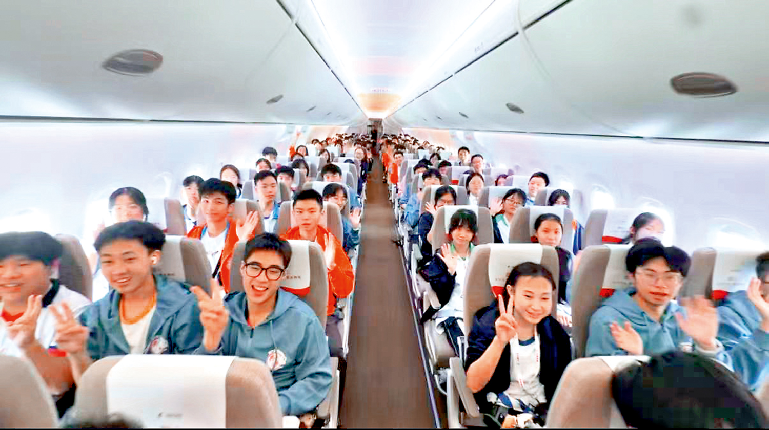 　　圖：150名香港的中學師生搭乘國產大飛機C919從香港飛抵上海。