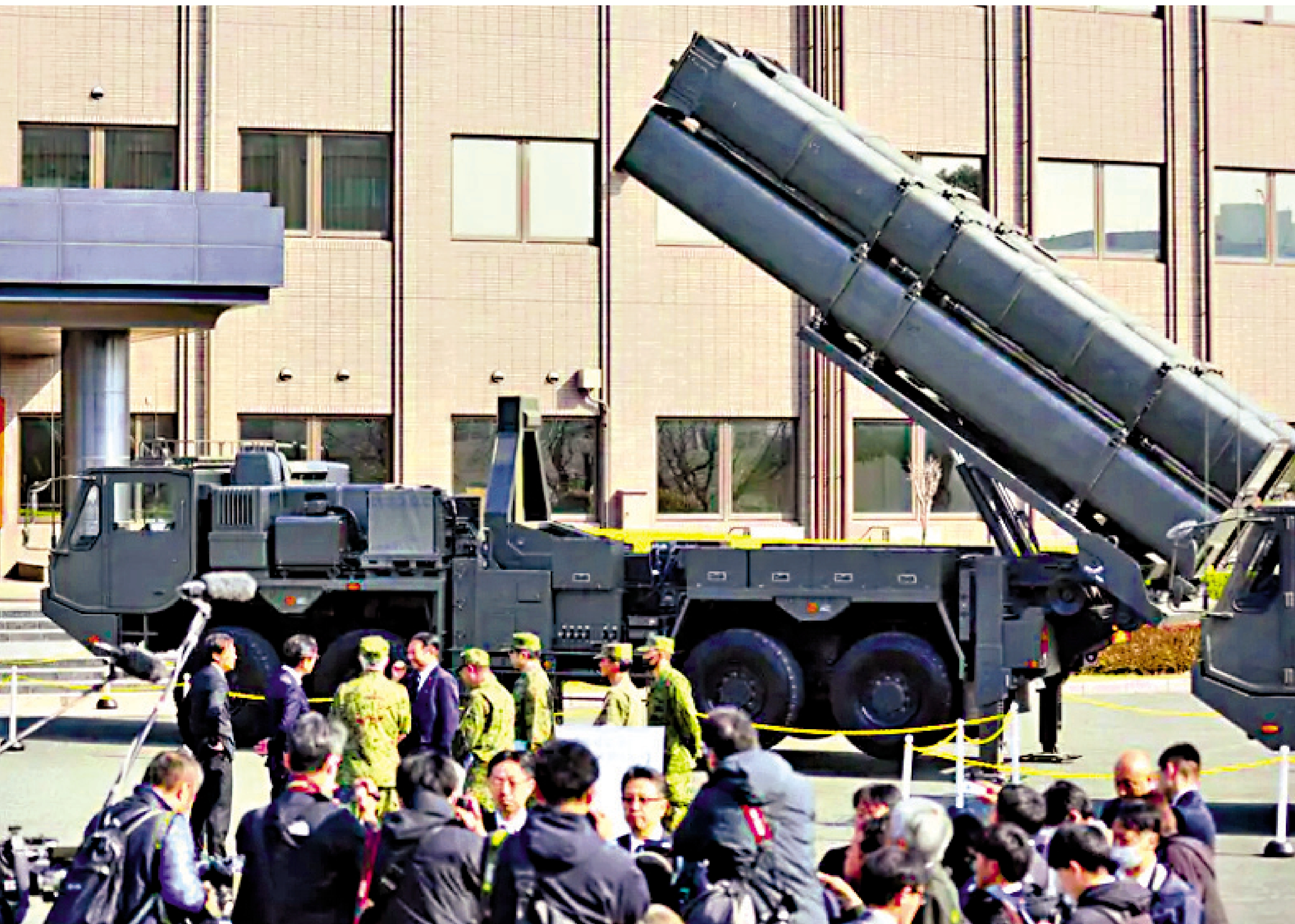 　　圖：3月17日，九州熊本市的日本陸上自衛隊健軍駐屯地展示陸基改進型12式反艦導彈。
