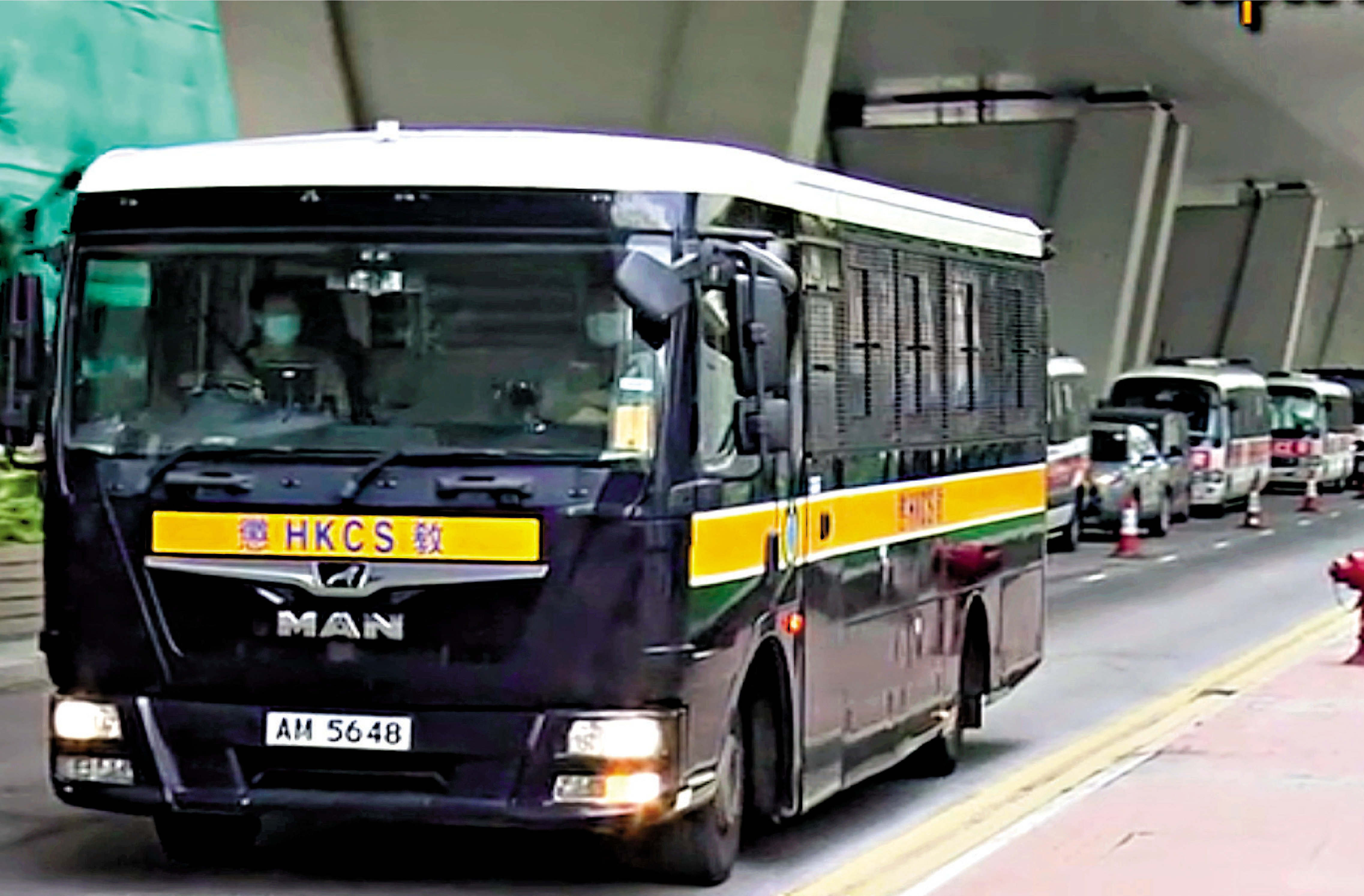 　　圖：英基幼稚園入學賄賂案14名被告，昨早經囚車押解至西九龍法院審理。