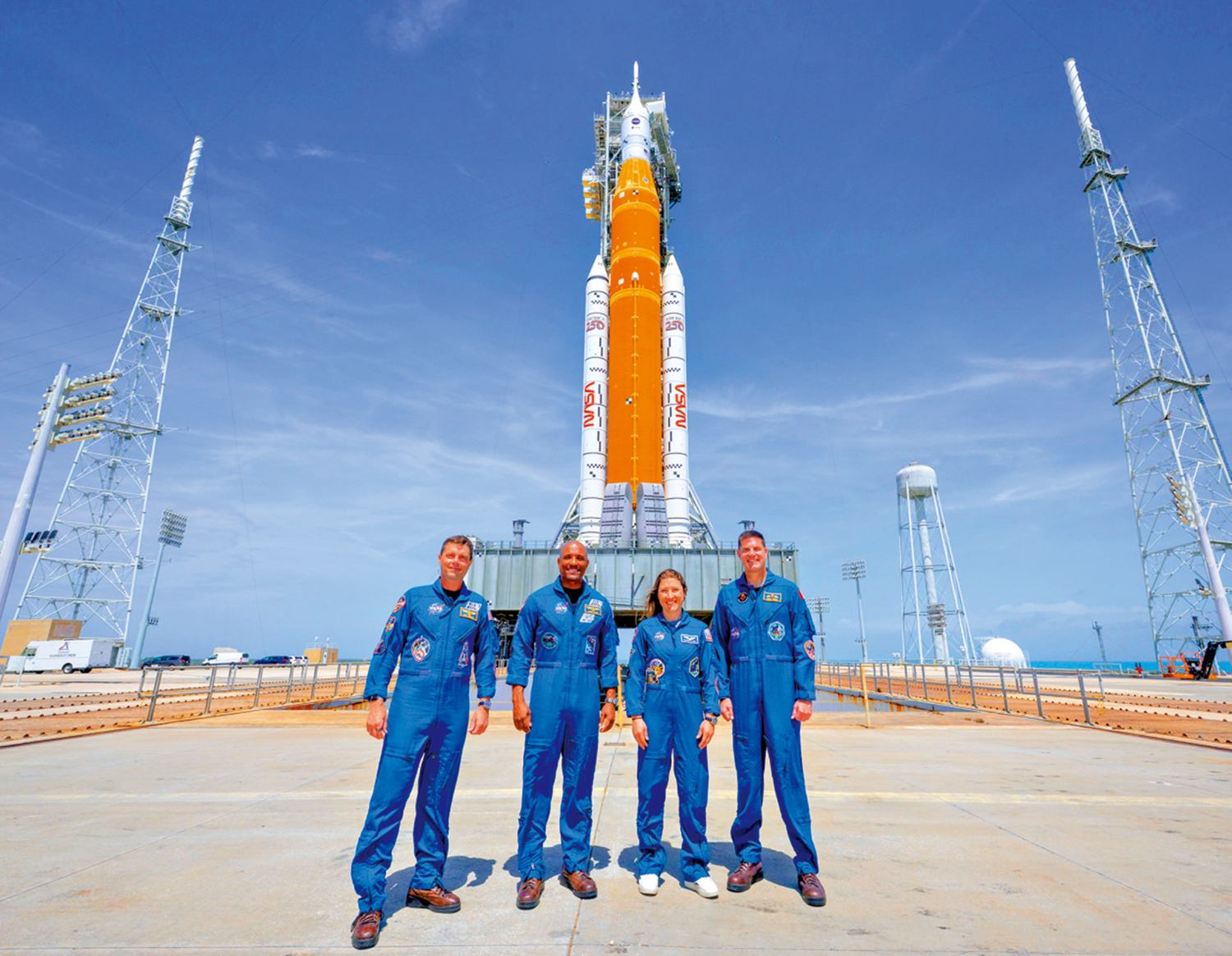 　　圖：執行「阿耳忒彌斯2號」任務的4名太空人在火箭前合影。\美聯社