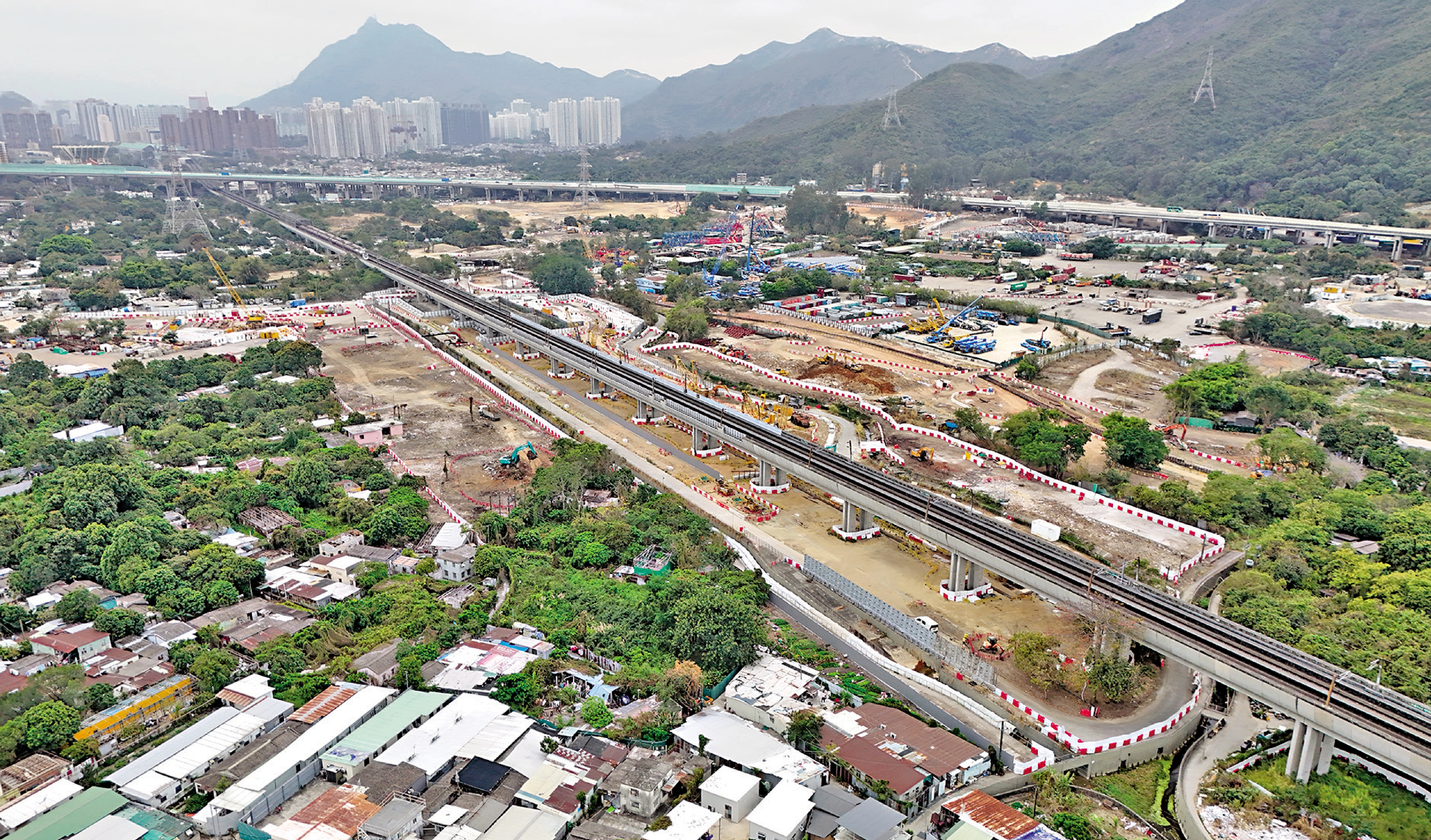 　　圖：議員關注北都發展情況，謝小華強調北都專屬法例可進一步為規劃和地政程序拆牆鬆綁，加快建設。