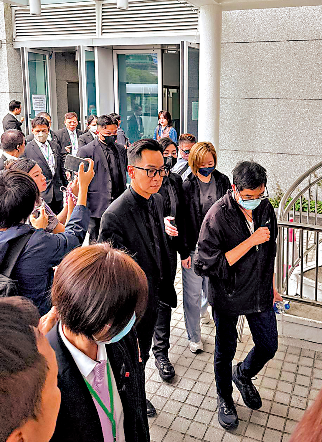 　　圖：置邦興業有限公司文員駱倩盈（黑口罩金髮）昨日繼續在聽證會作供。